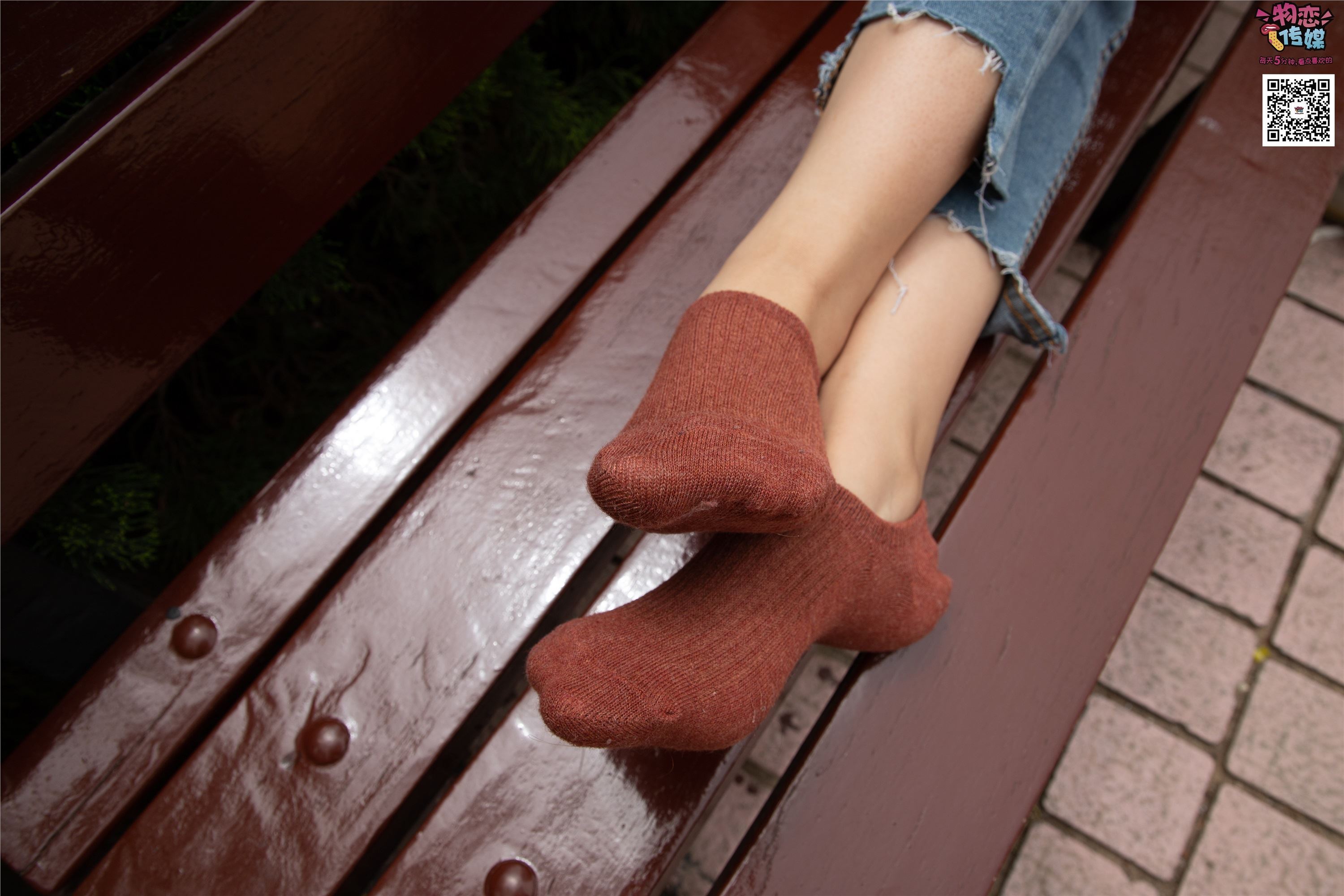 物恋传媒 No.014 高冷风格的大一小姐姐哦,小白鞋搭配粉色船袜