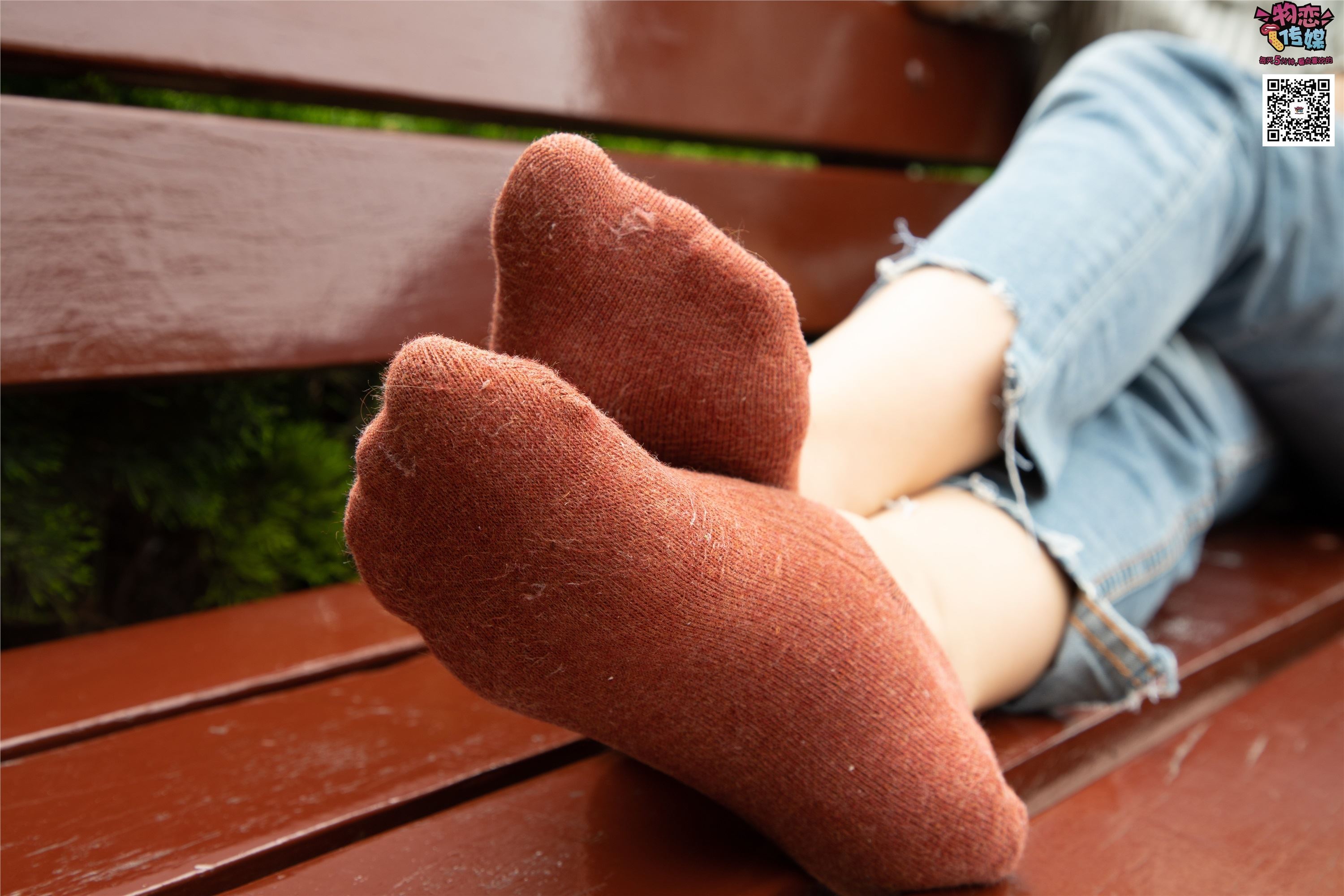 物恋传媒 No.014 高冷风格的大一小姐姐哦,小白鞋搭配粉色船袜