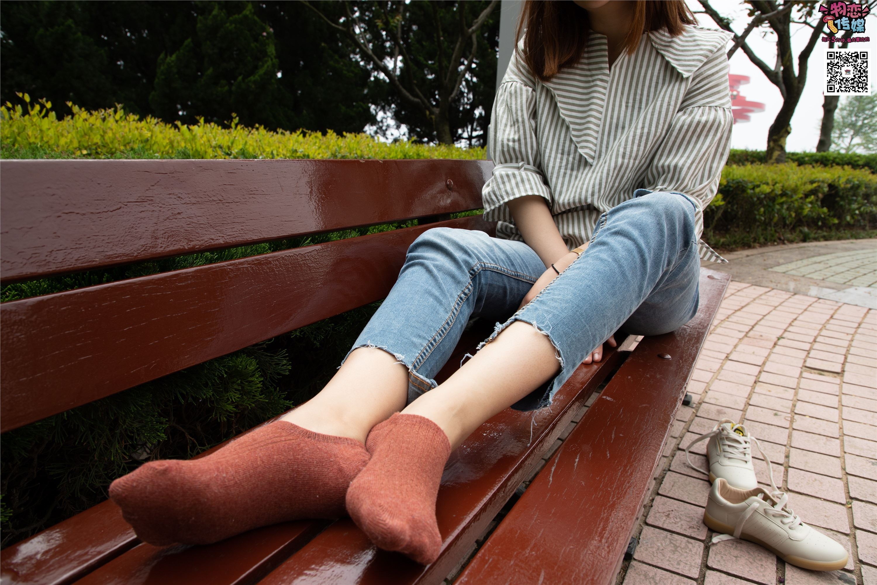 物恋传媒 No.014 高冷风格的大一小姐姐哦,小白鞋搭配粉色船袜