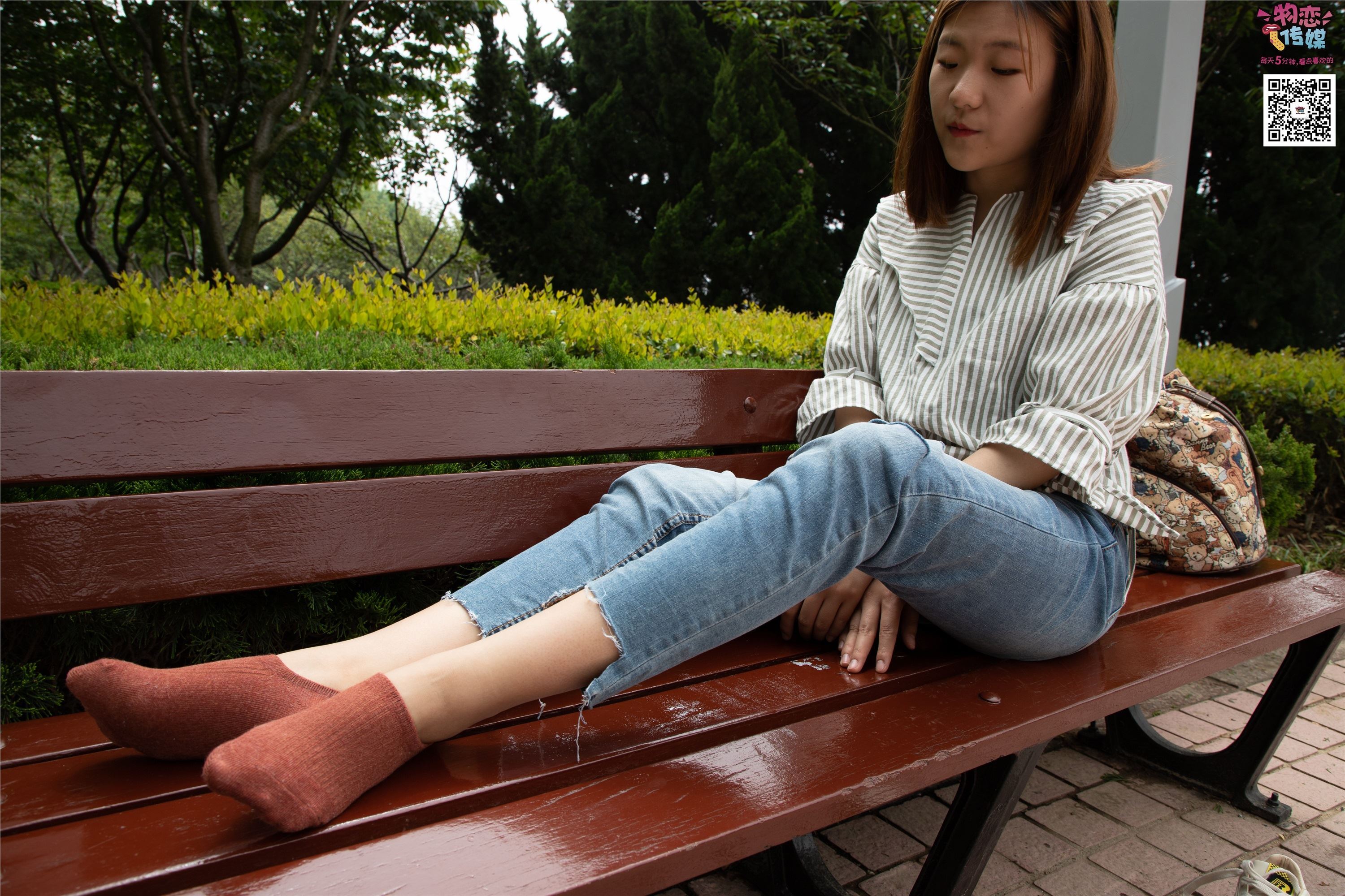 物恋传媒 No.014 高冷风格的大一小姐姐哦,小白鞋搭配粉色船袜