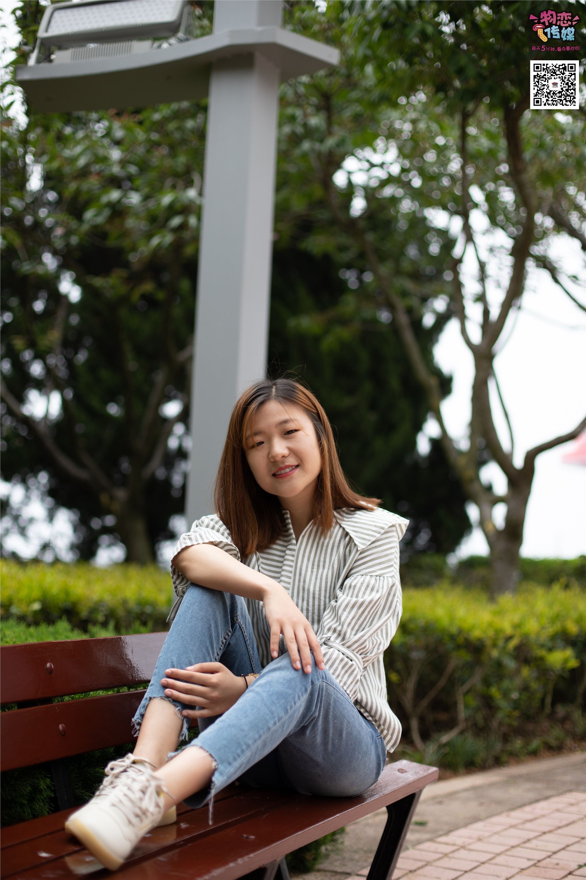 物恋传媒 No.014 高冷风格的大一小姐姐哦,小白鞋搭配粉色船袜