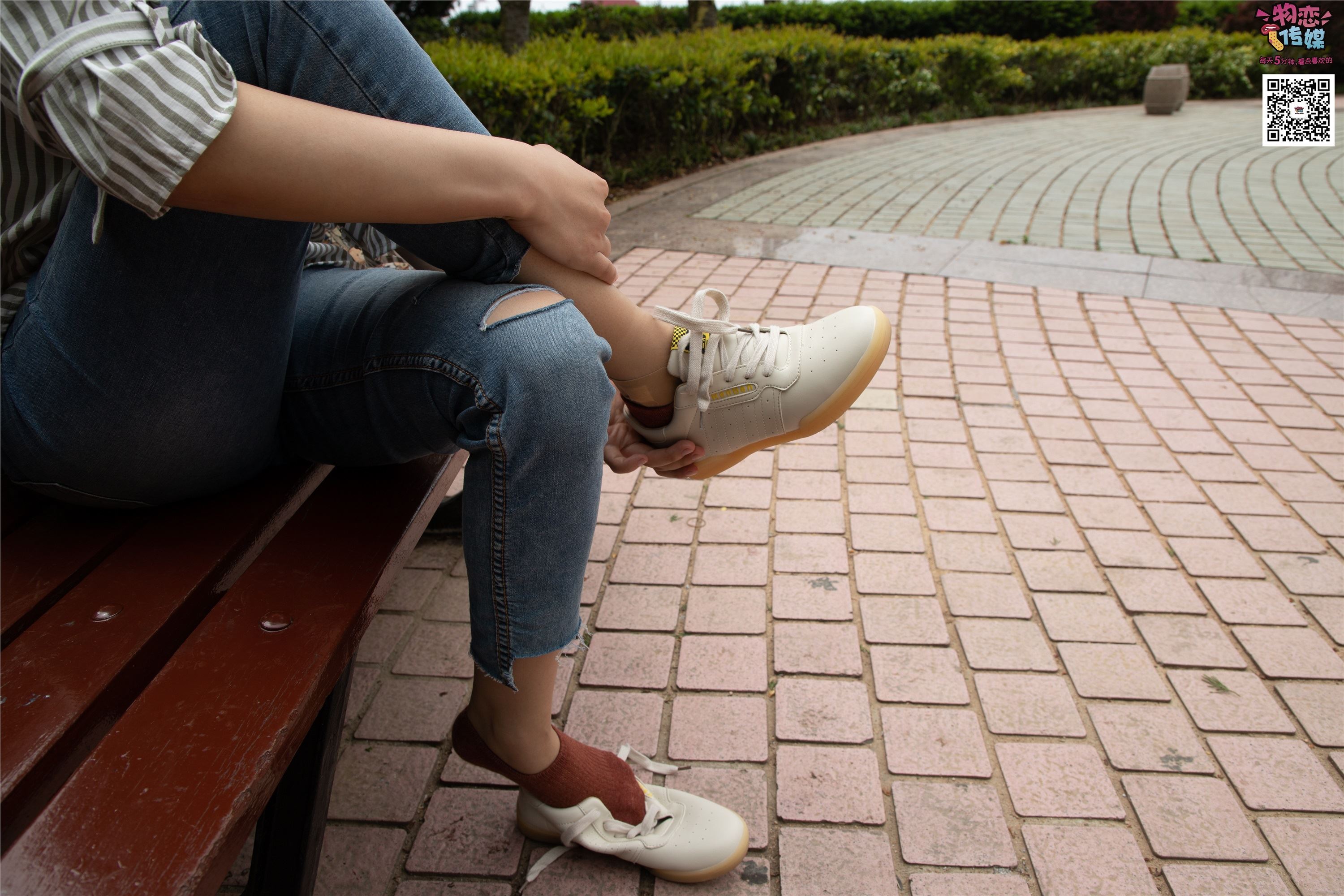 物恋传媒 No.014 高冷风格的大一小姐姐哦,小白鞋搭配粉色船袜