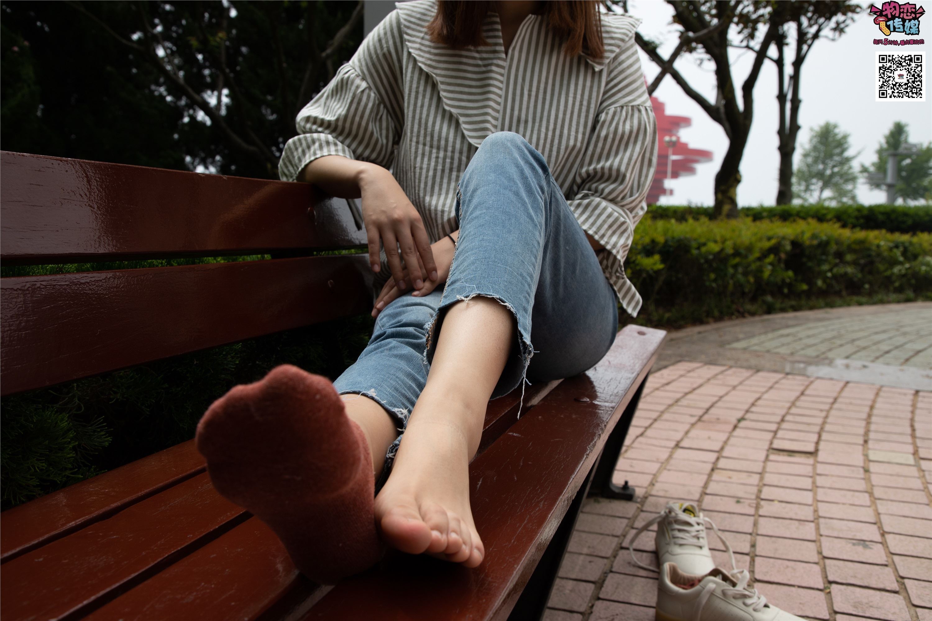 物恋传媒 No.014 高冷风格的大一小姐姐哦,小白鞋搭配粉色船袜