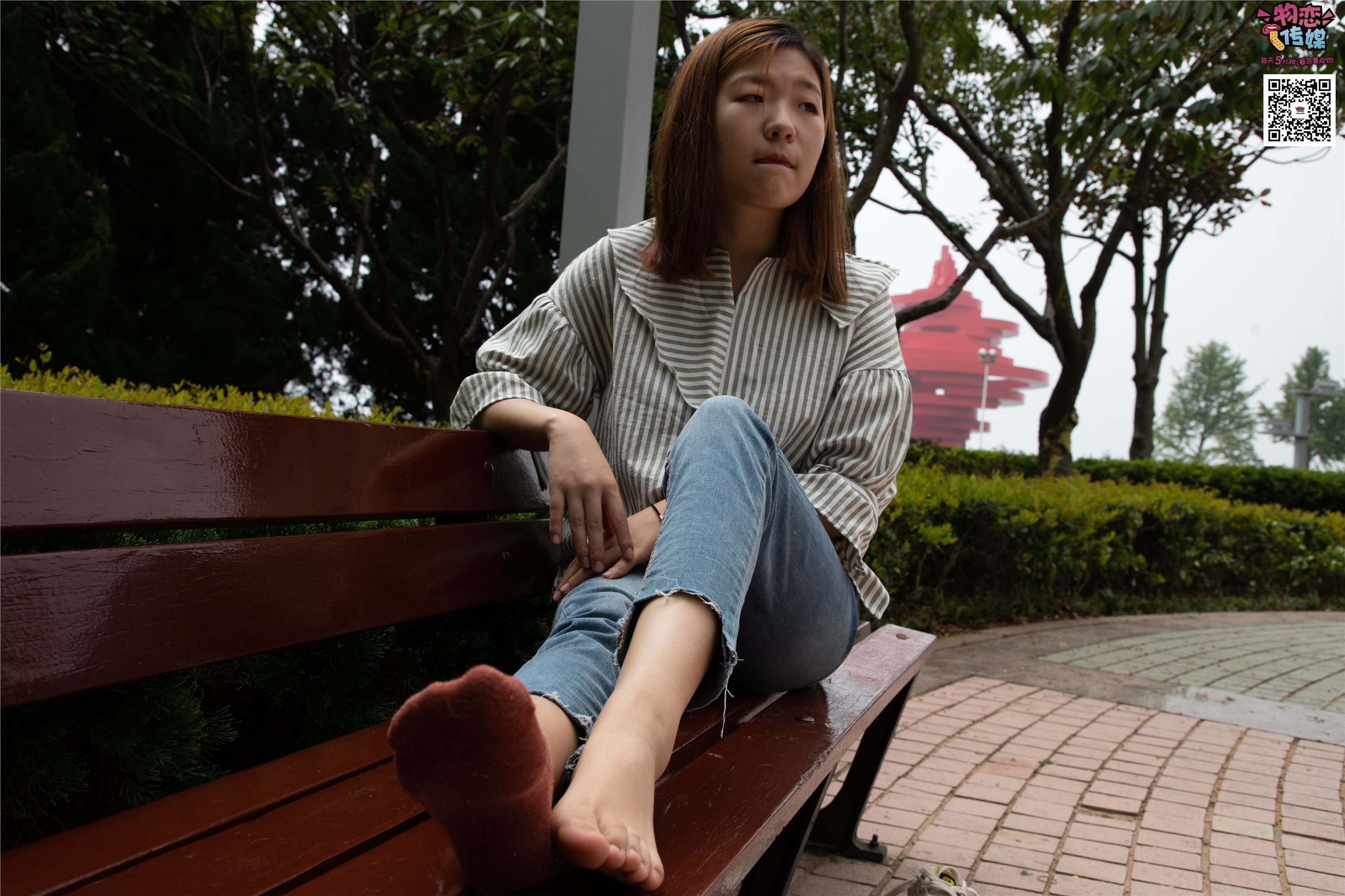 物恋传媒 No.014 高冷风格的大一小姐姐哦,小白鞋搭配粉色船袜