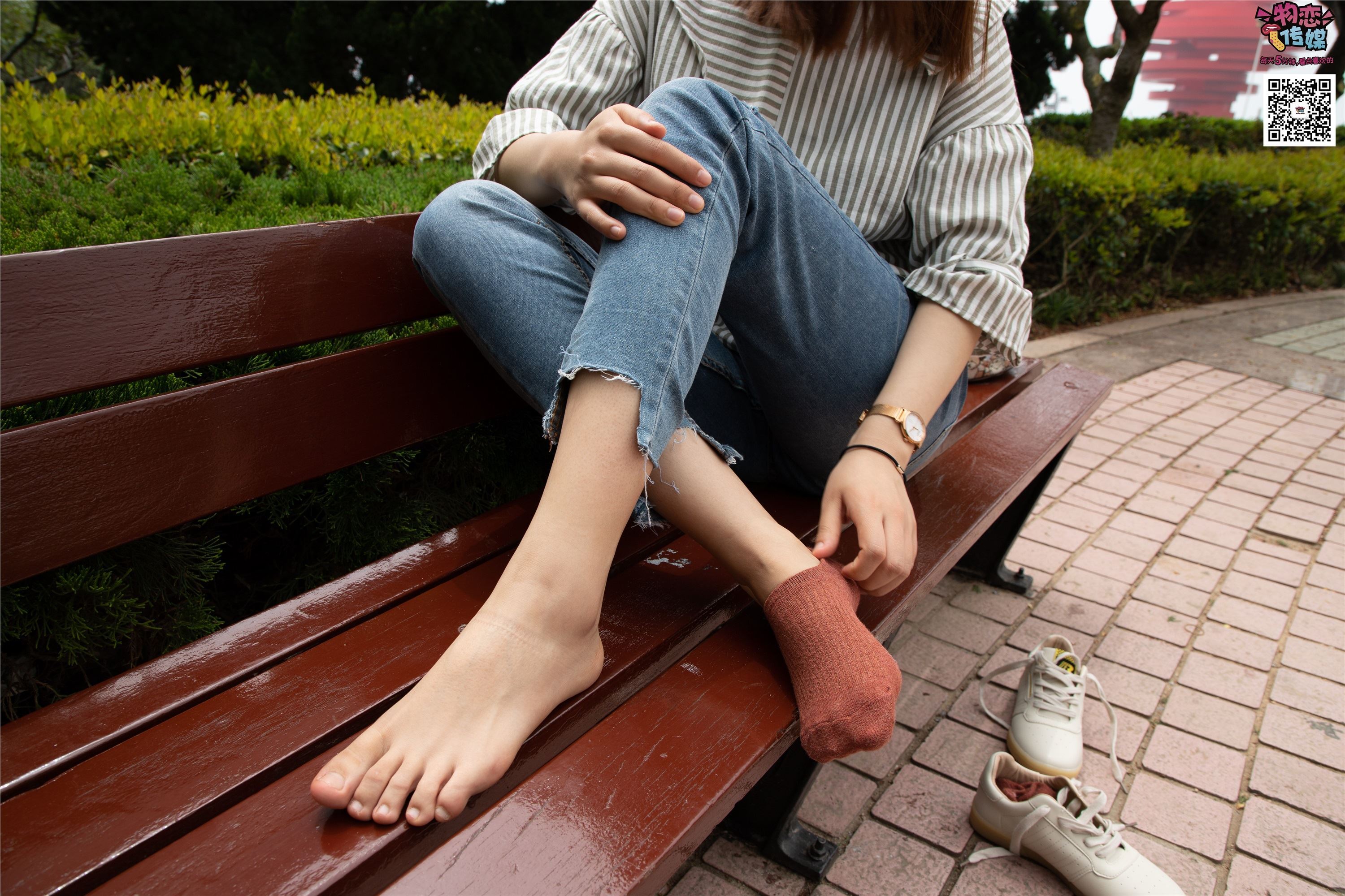 物恋传媒 No.014 高冷风格的大一小姐姐哦,小白鞋搭配粉色船袜