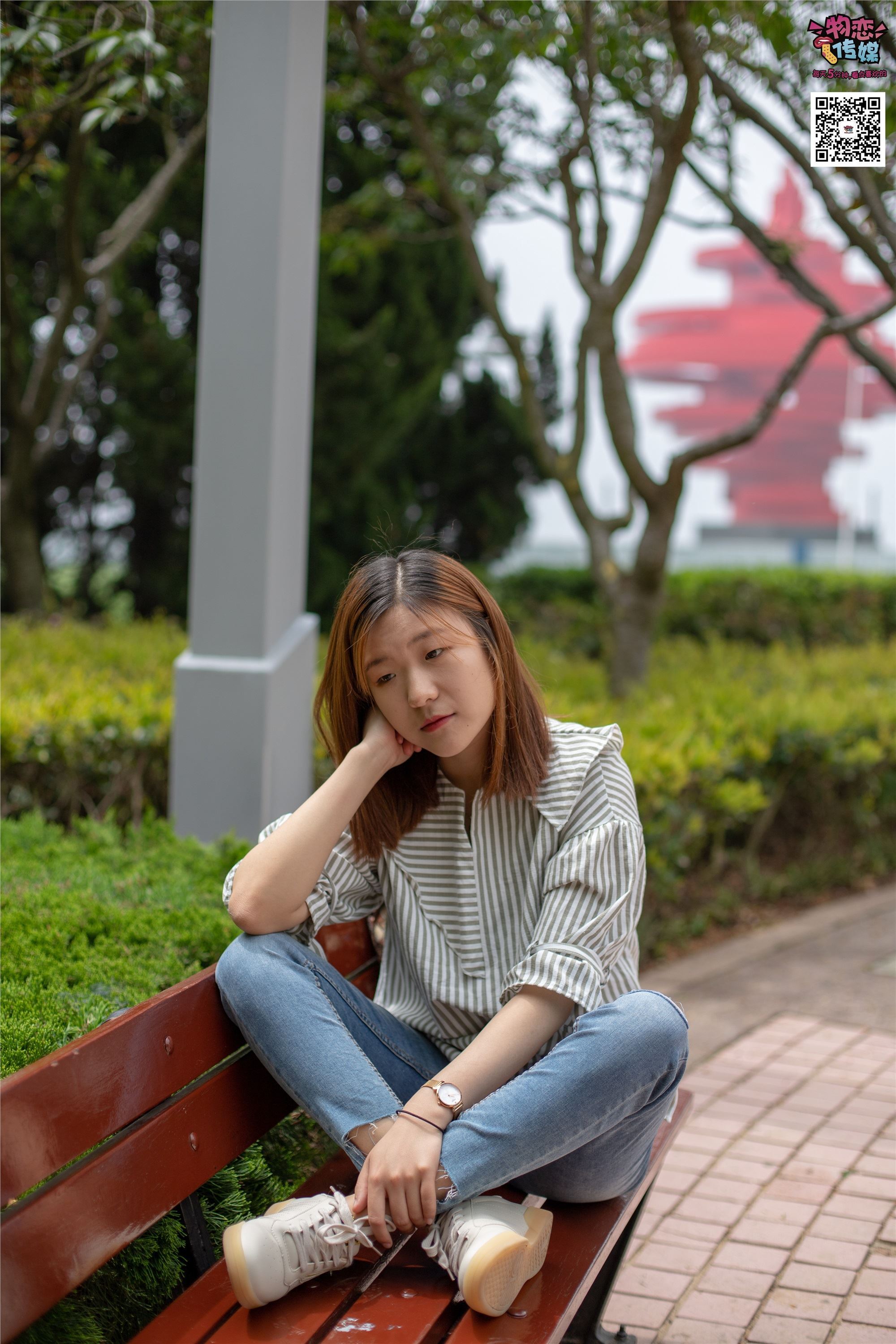 物恋传媒 No.014 高冷风格的大一小姐姐哦,小白鞋搭配粉色船袜