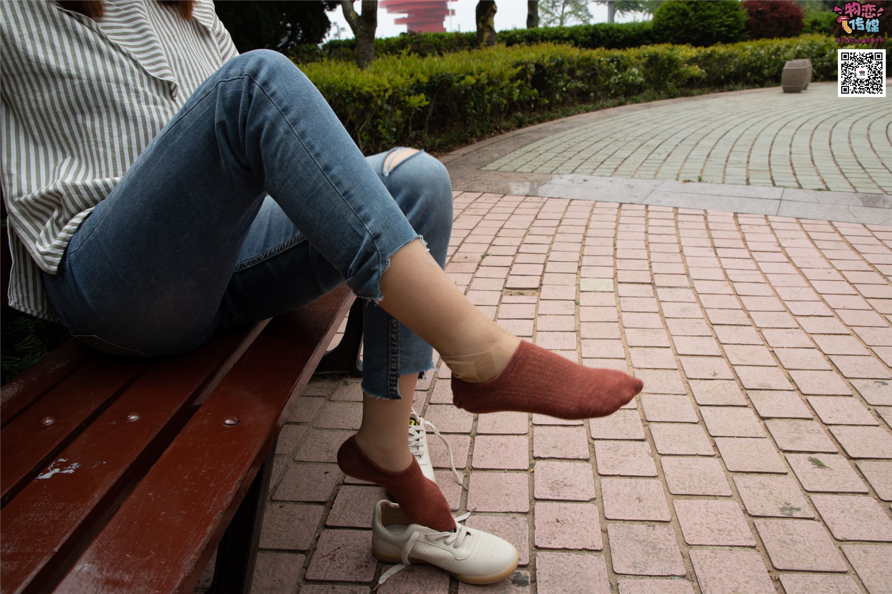 物恋传媒 No.014 高冷风格的大一小姐姐哦,小白鞋搭配粉色船袜