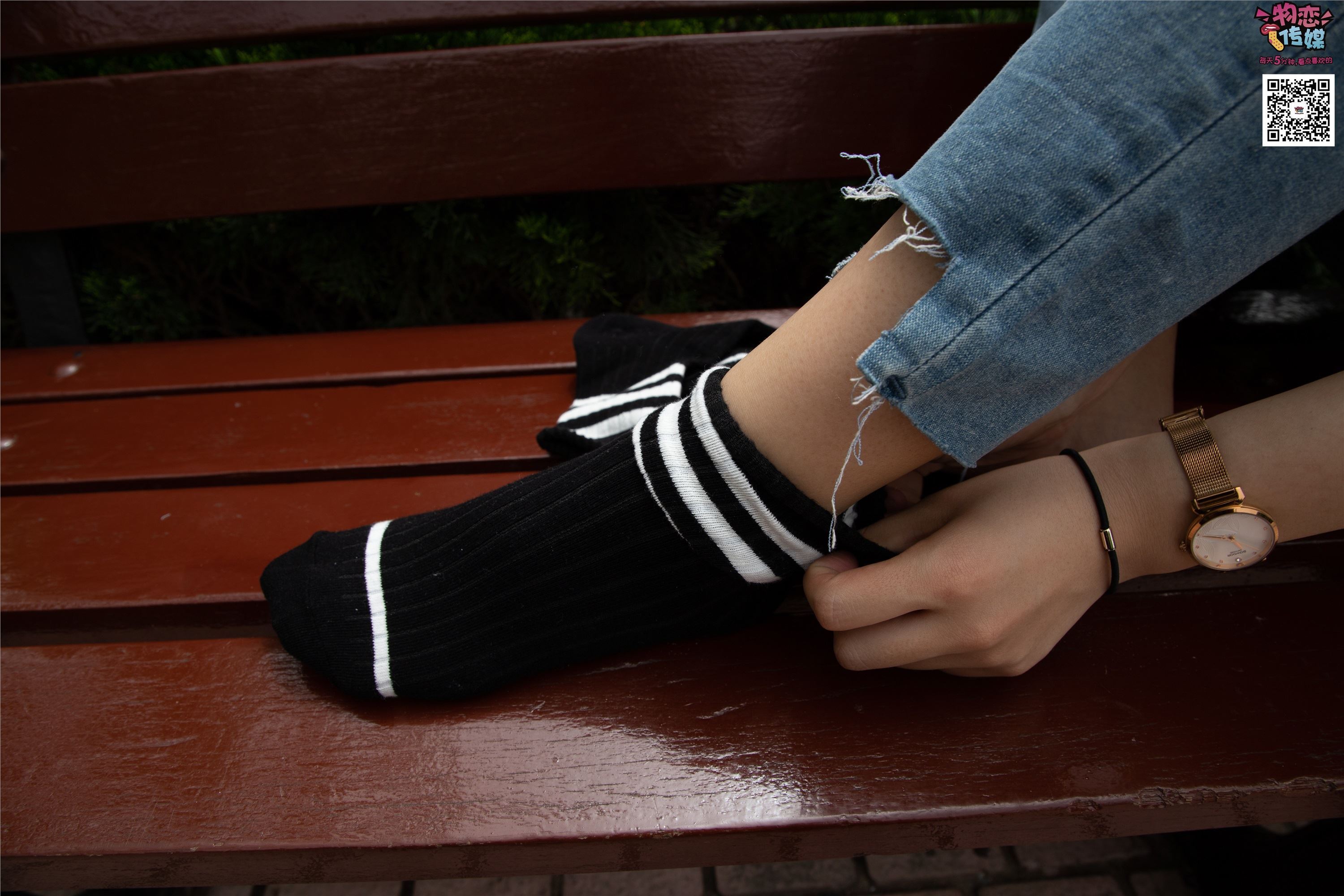 物恋传媒 No.014 高冷风格的大一小姐姐哦,小白鞋搭配粉色船袜