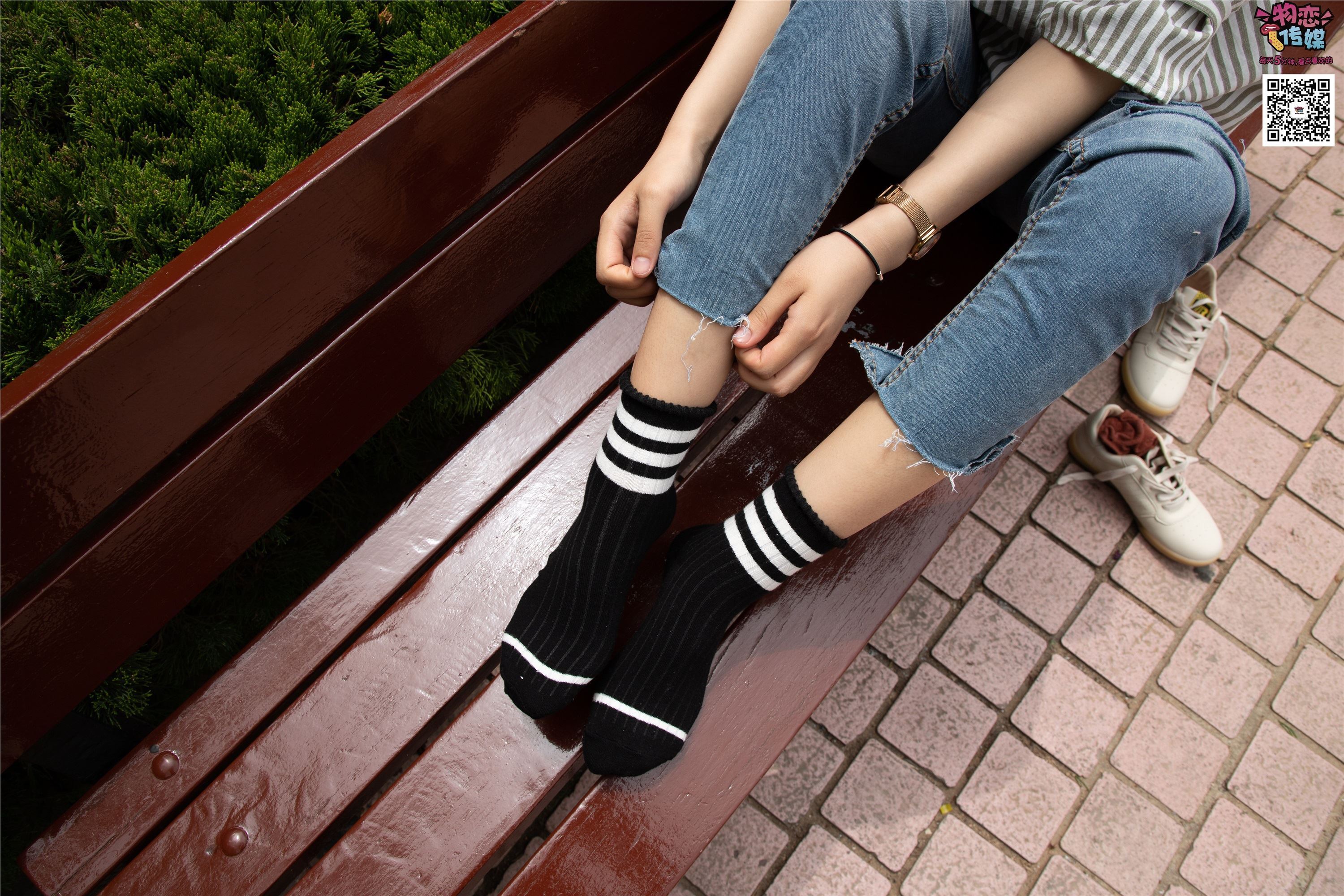 物恋传媒 No.014 高冷风格的大一小姐姐哦,小白鞋搭配粉色船袜