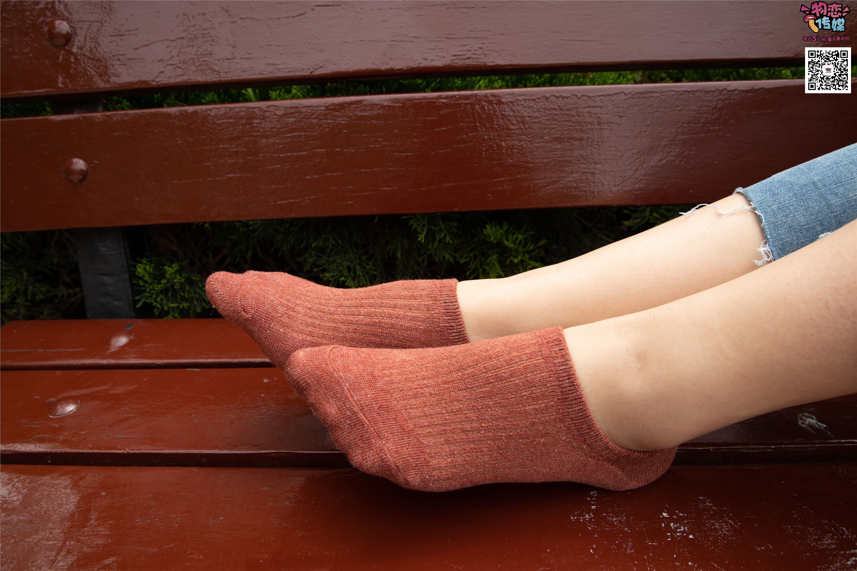 物恋传媒 No.014 高冷风格的大一小姐姐哦,小白鞋搭配粉色船袜