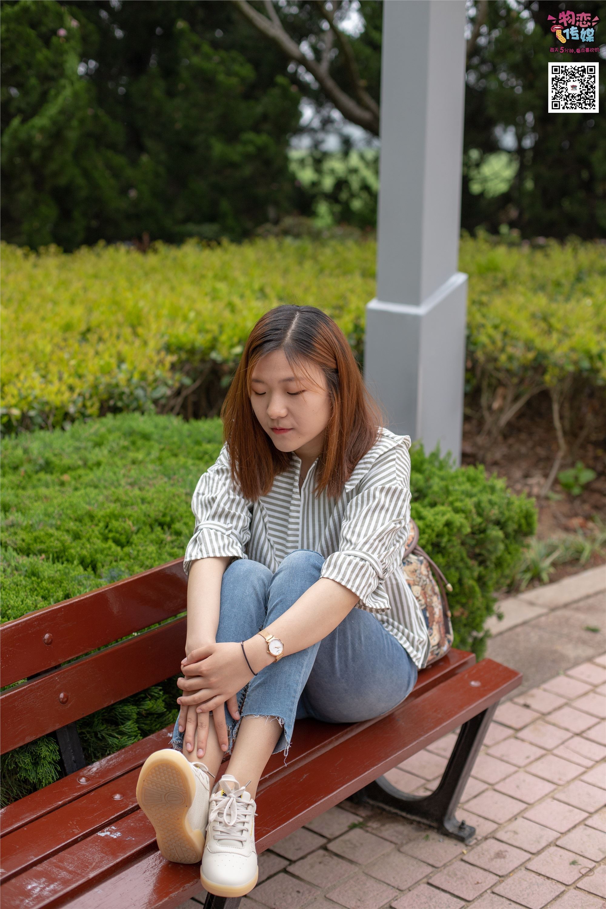 物恋传媒 No.014 高冷风格的大一小姐姐哦,小白鞋搭配粉色船袜