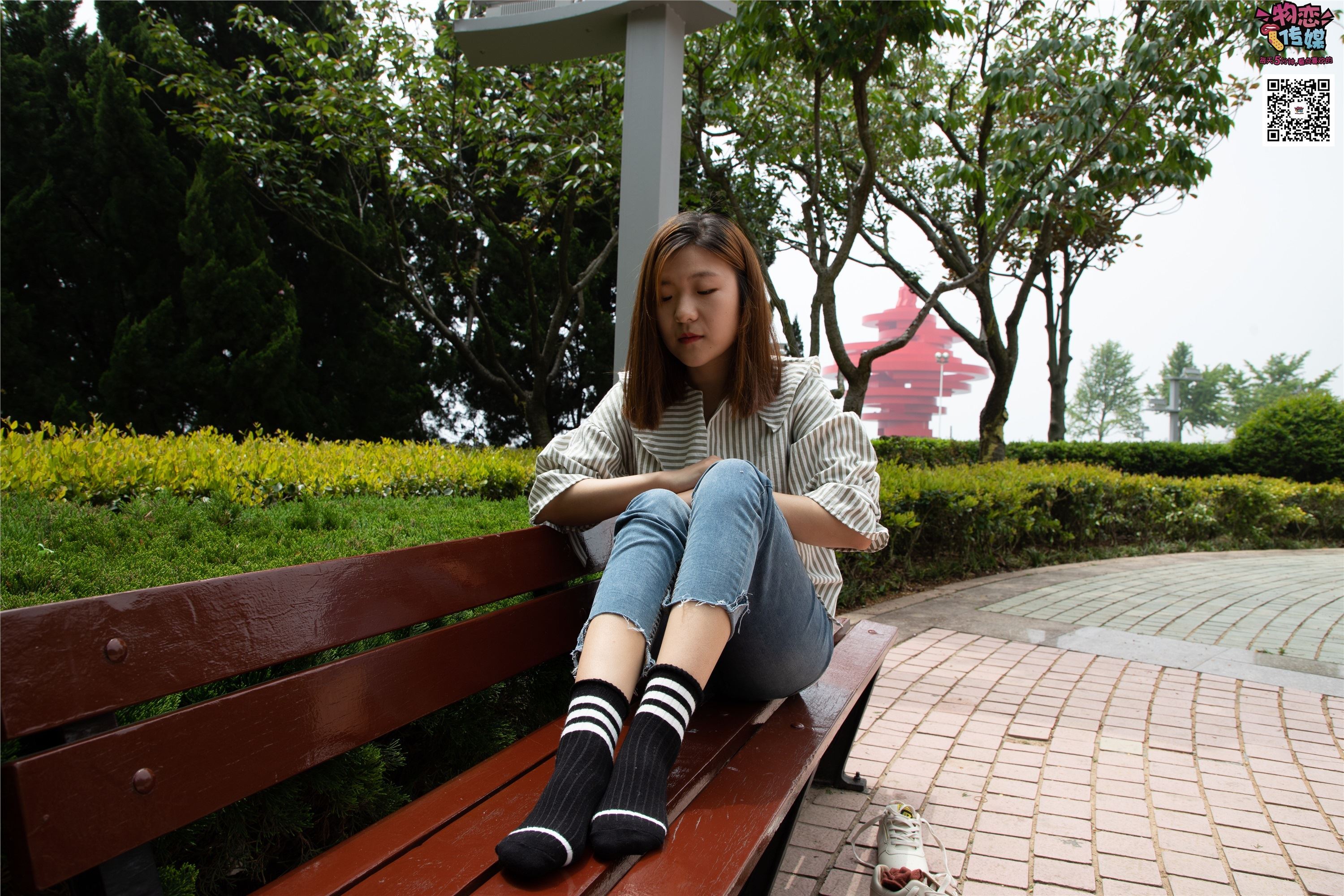 物恋传媒 No.014 高冷风格的大一小姐姐哦,小白鞋搭配粉色船袜