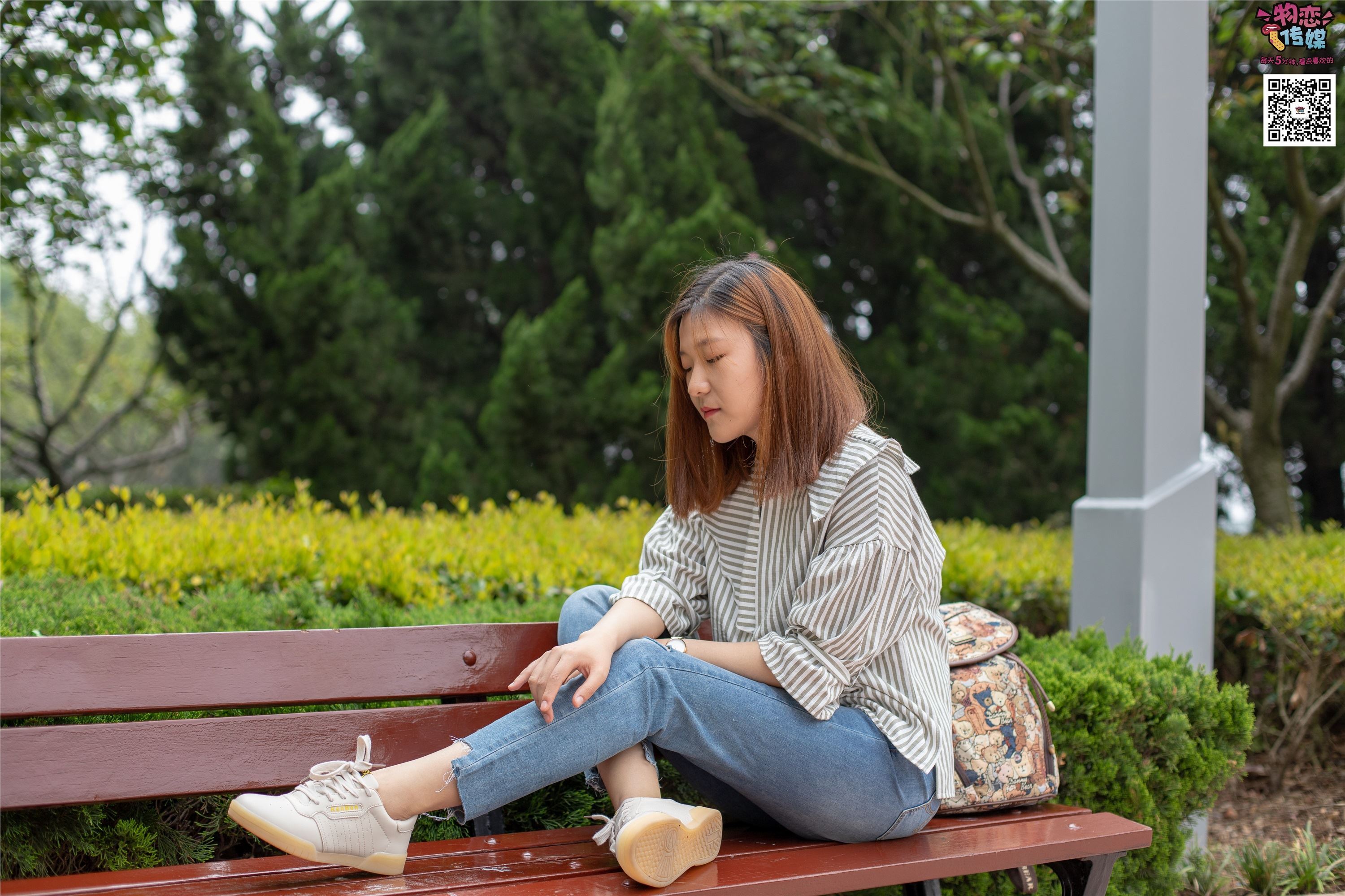 物恋传媒 No.014 高冷风格的大一小姐姐哦,小白鞋搭配粉色船袜