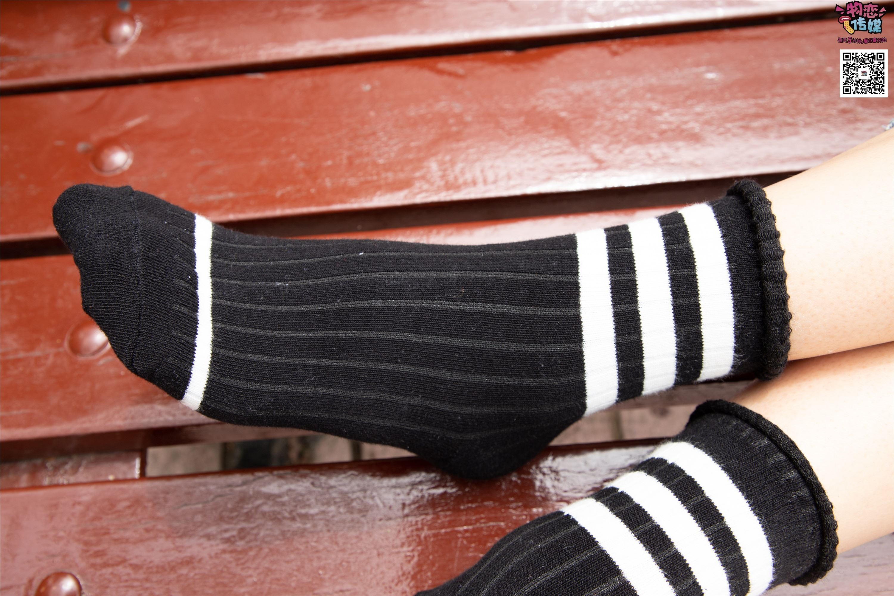 物恋传媒 No.014 高冷风格的大一小姐姐哦,小白鞋搭配粉色船袜