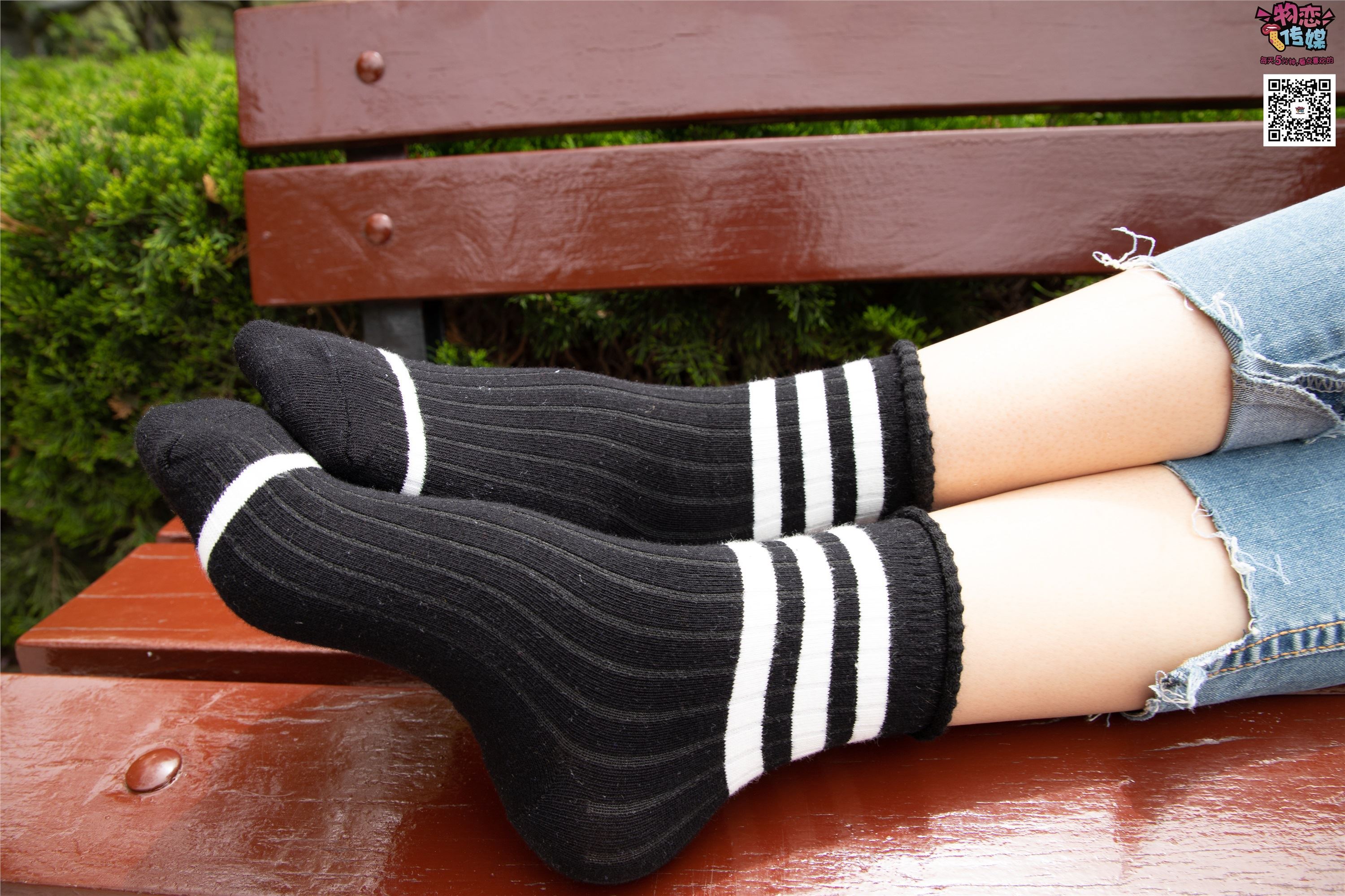 物恋传媒 No.014 高冷风格的大一小姐姐哦,小白鞋搭配粉色船袜