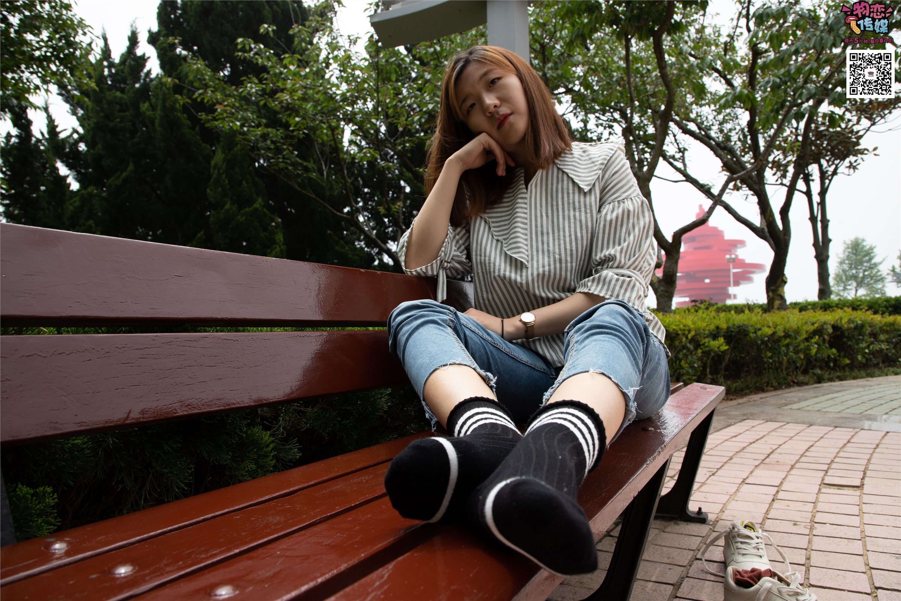 物恋传媒 No.014 高冷风格的大一小姐姐哦,小白鞋搭配粉色船袜