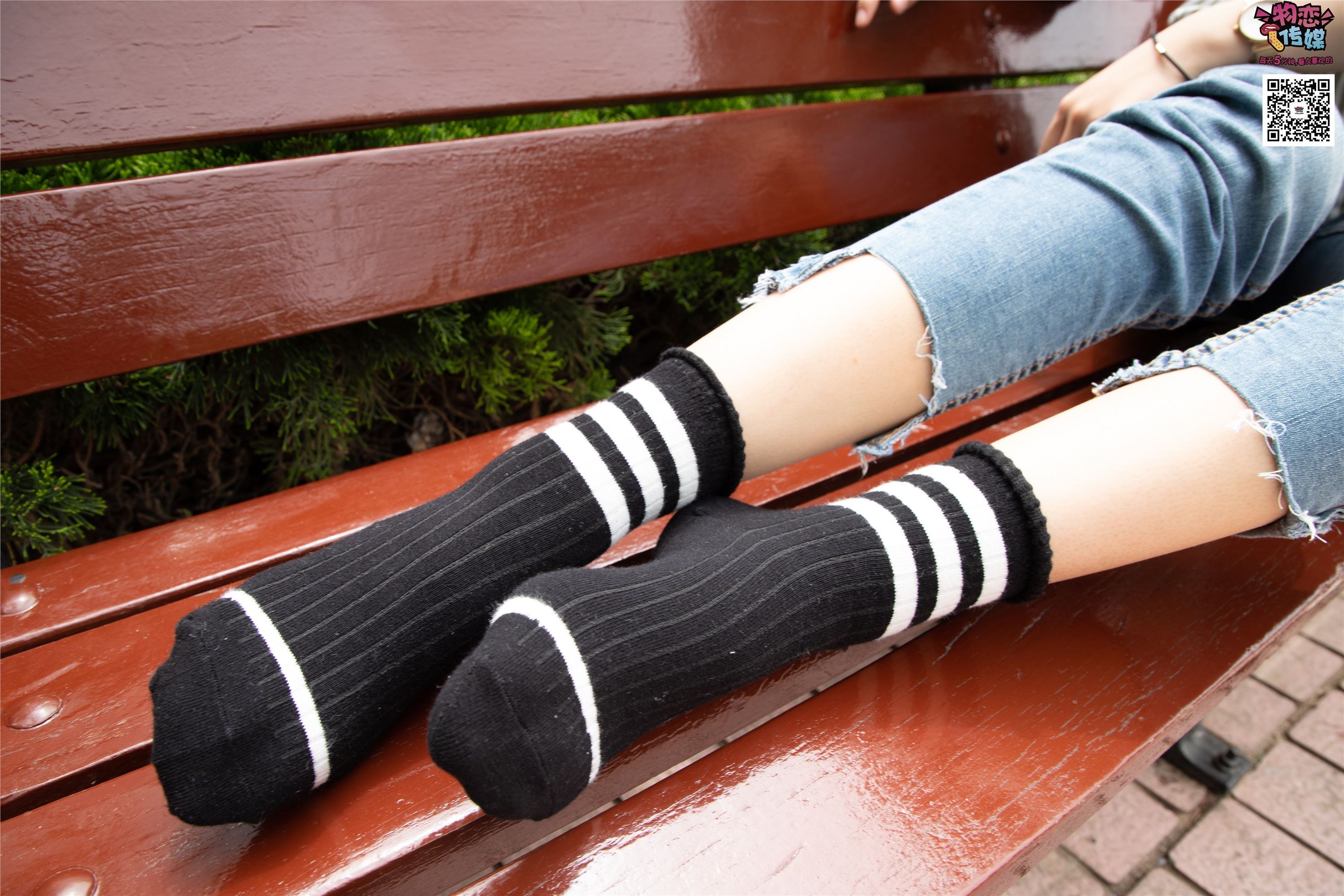 物恋传媒 No.014 高冷风格的大一小姐姐哦,小白鞋搭配粉色船袜