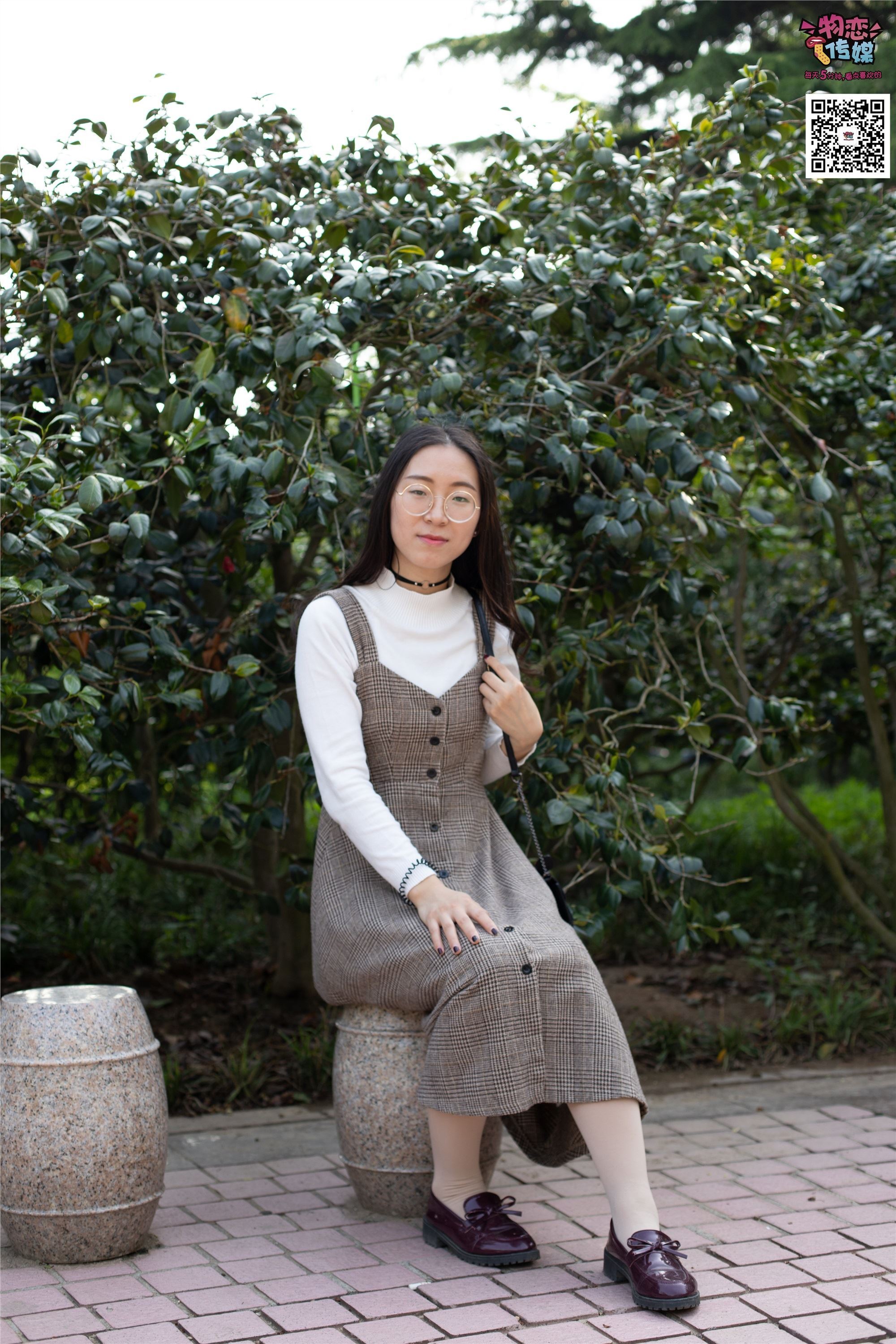 物恋传媒 No.015 书香气质女生，肉丝搭配白棉袜