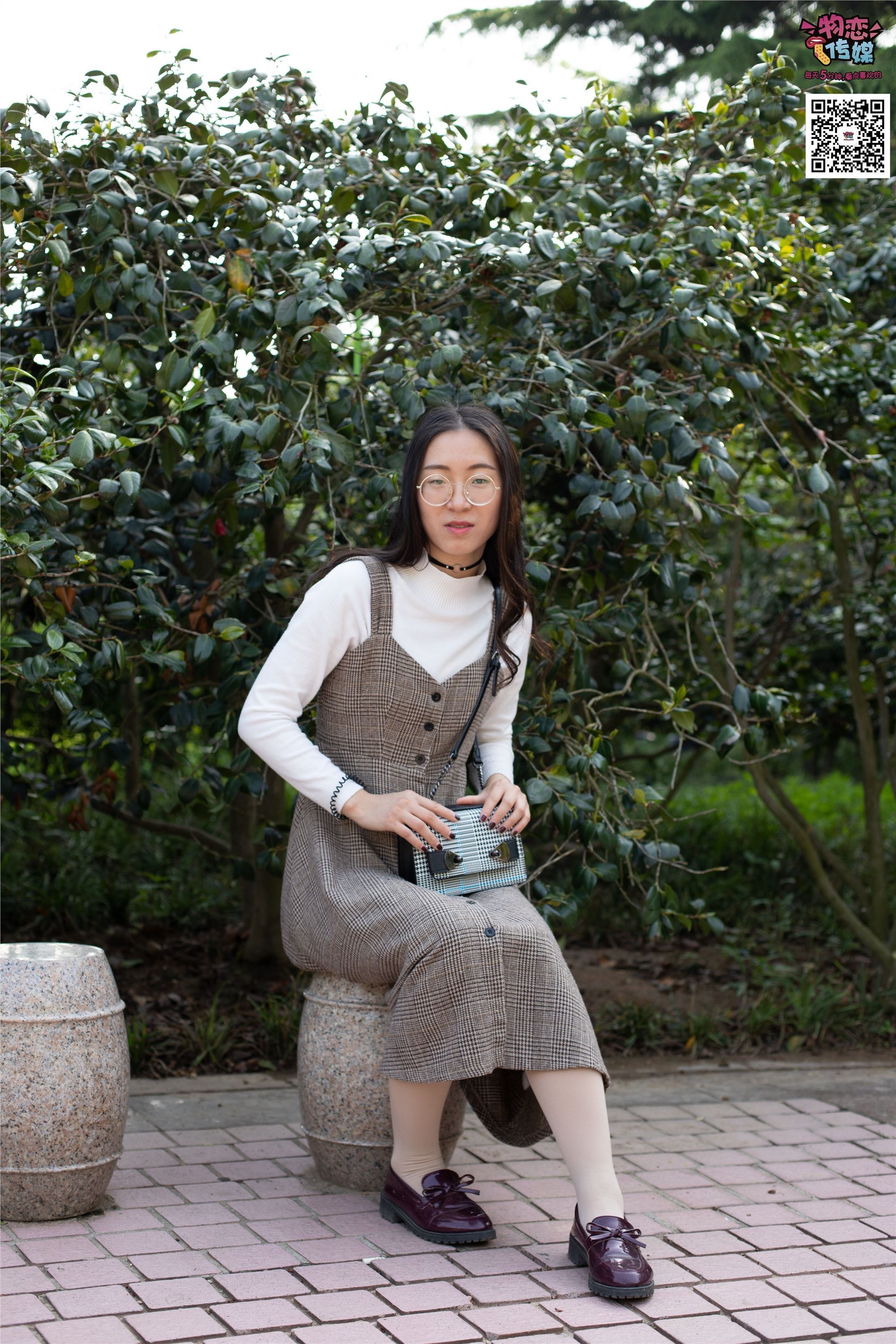 物恋传媒 No.015 书香气质女生，肉丝搭配白棉袜