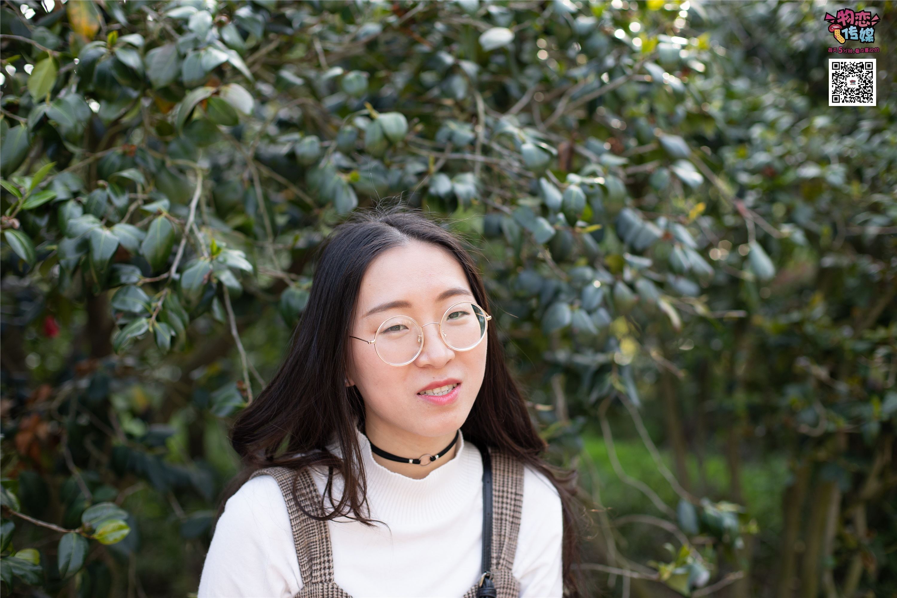 物恋传媒 No.015 书香气质女生，肉丝搭配白棉袜