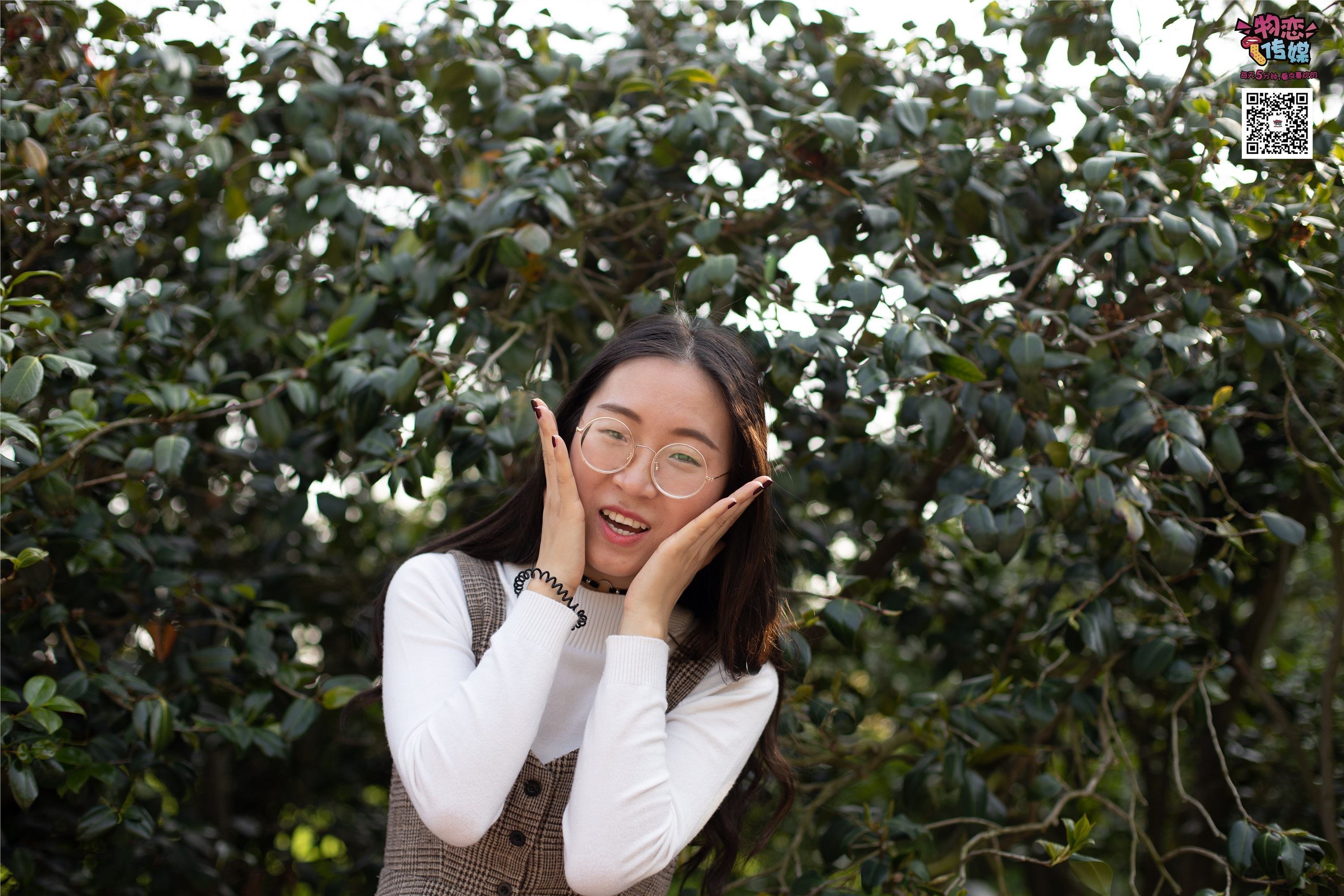 物恋传媒 No.015 书香气质女生，肉丝搭配白棉袜