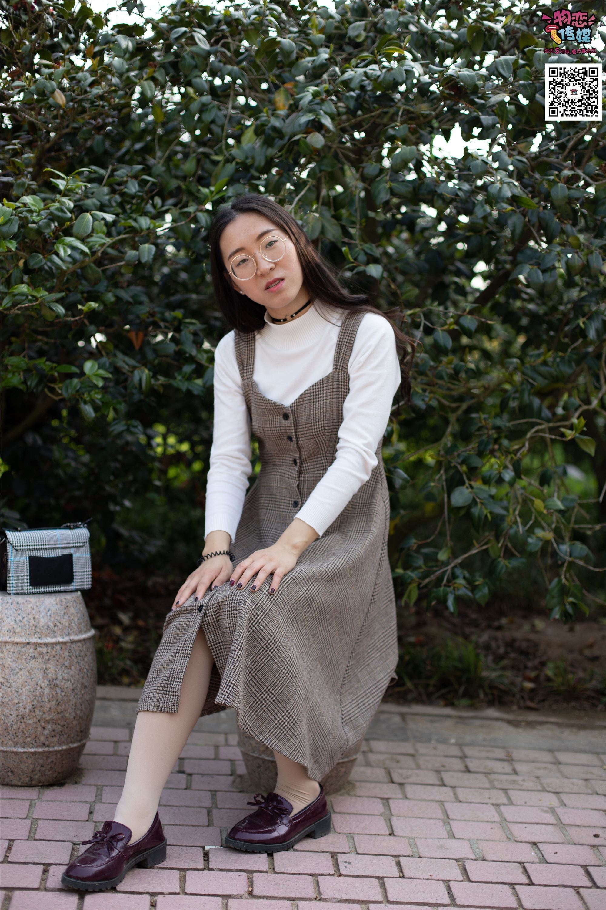 物恋传媒 No.015 书香气质女生，肉丝搭配白棉袜