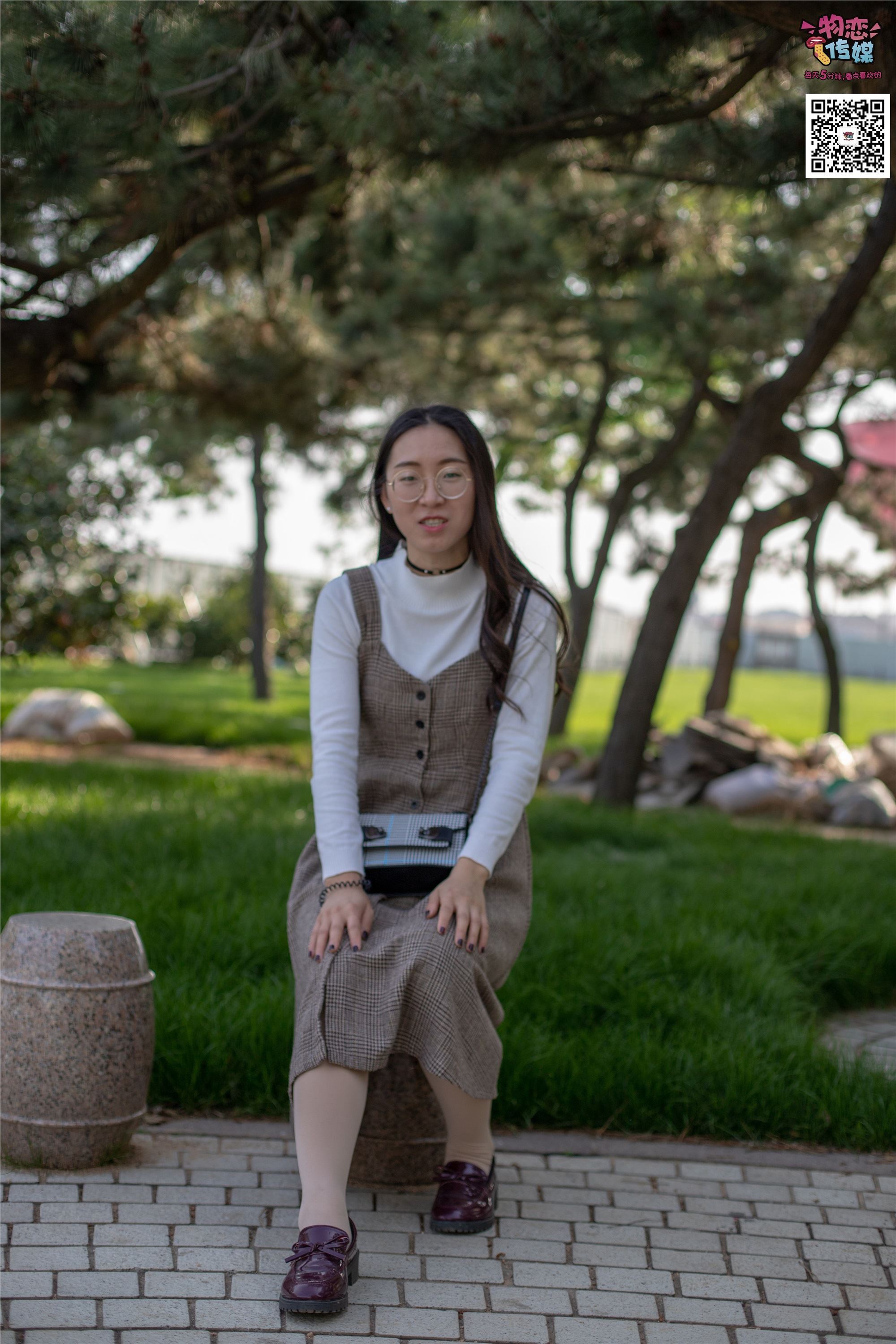 物恋传媒 No.015 书香气质女生，肉丝搭配白棉袜