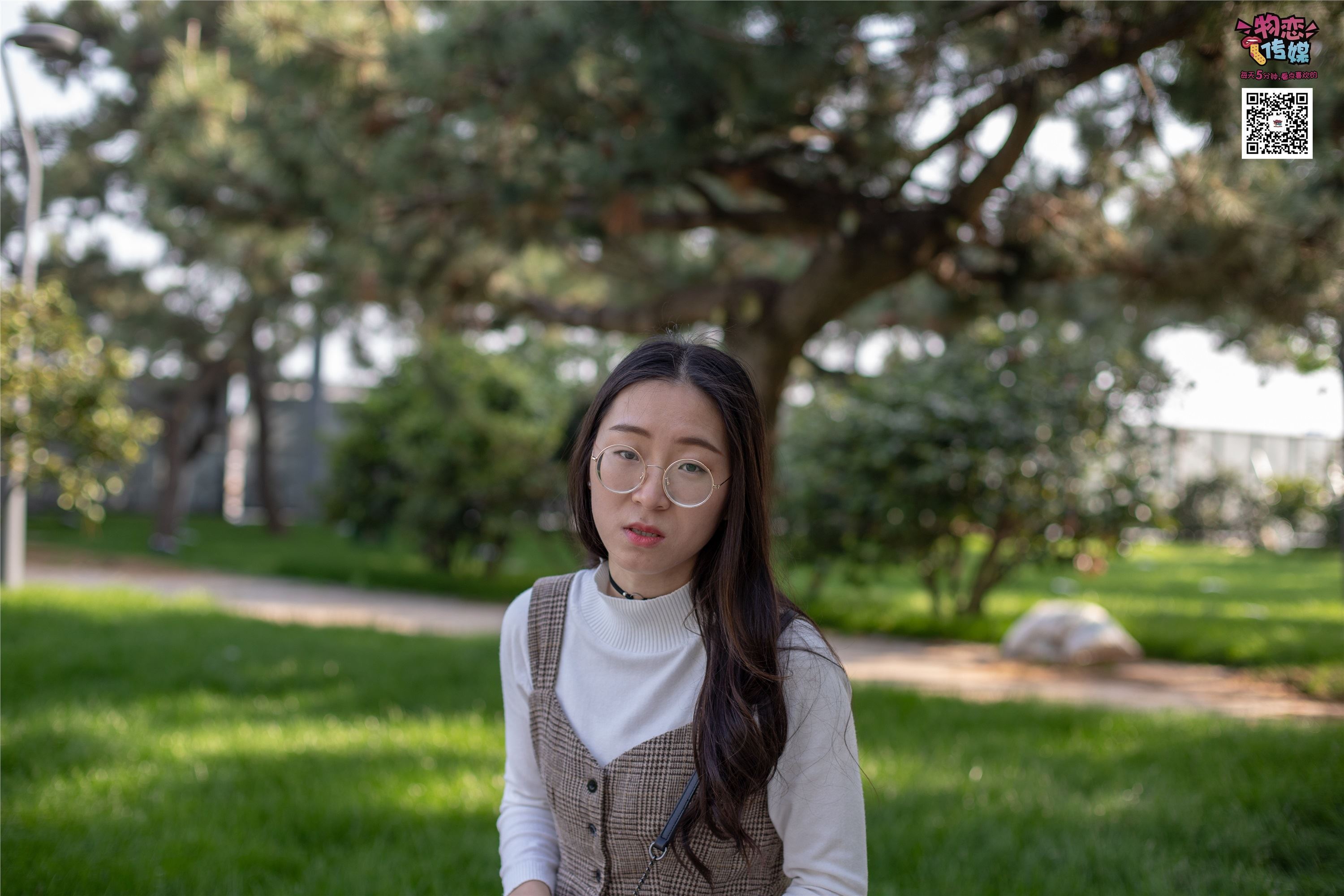 物恋传媒 No.015 书香气质女生，肉丝搭配白棉袜