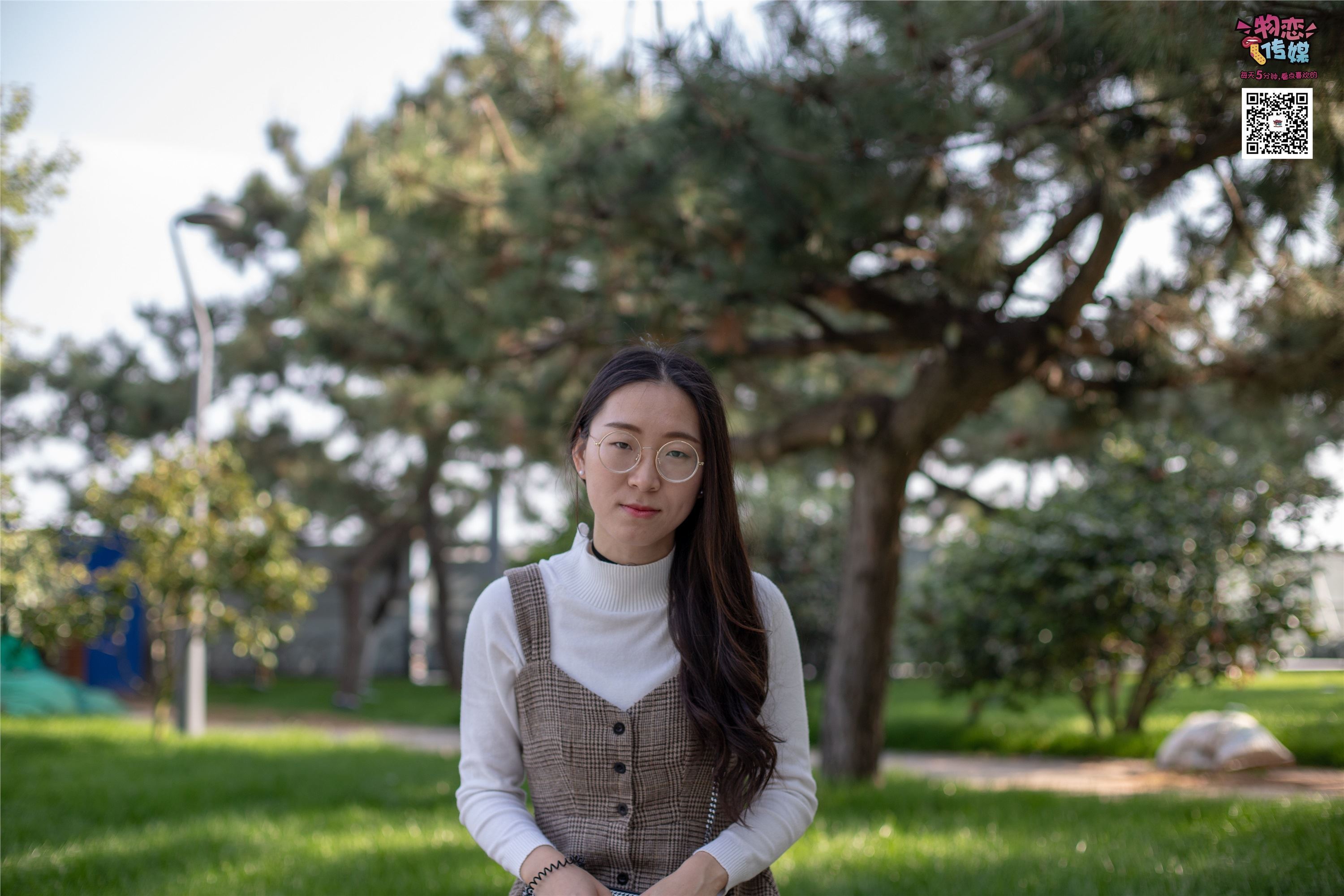 物恋传媒 No.015 书香气质女生，肉丝搭配白棉袜