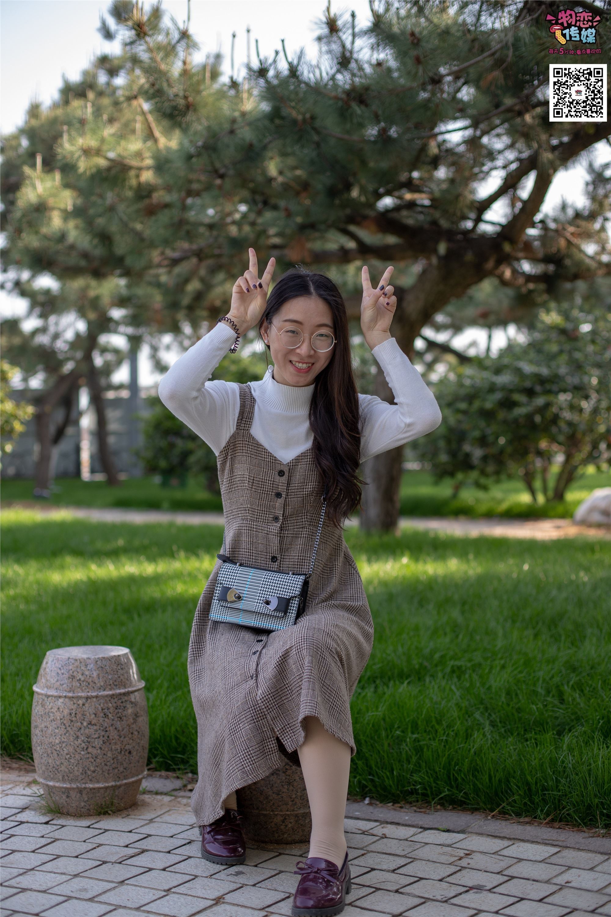 物恋传媒 No.015 书香气质女生，肉丝搭配白棉袜