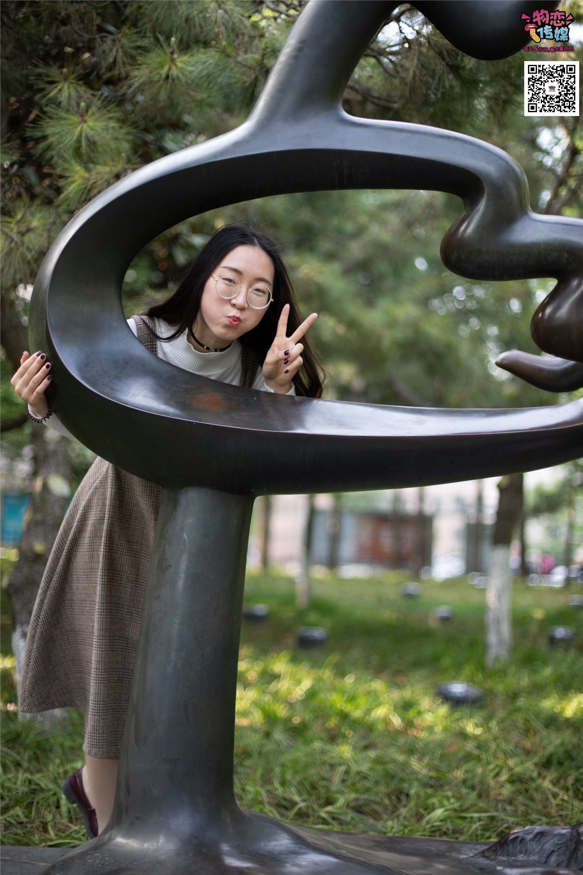 物恋传媒 No.015 书香气质女生，肉丝搭配白棉袜