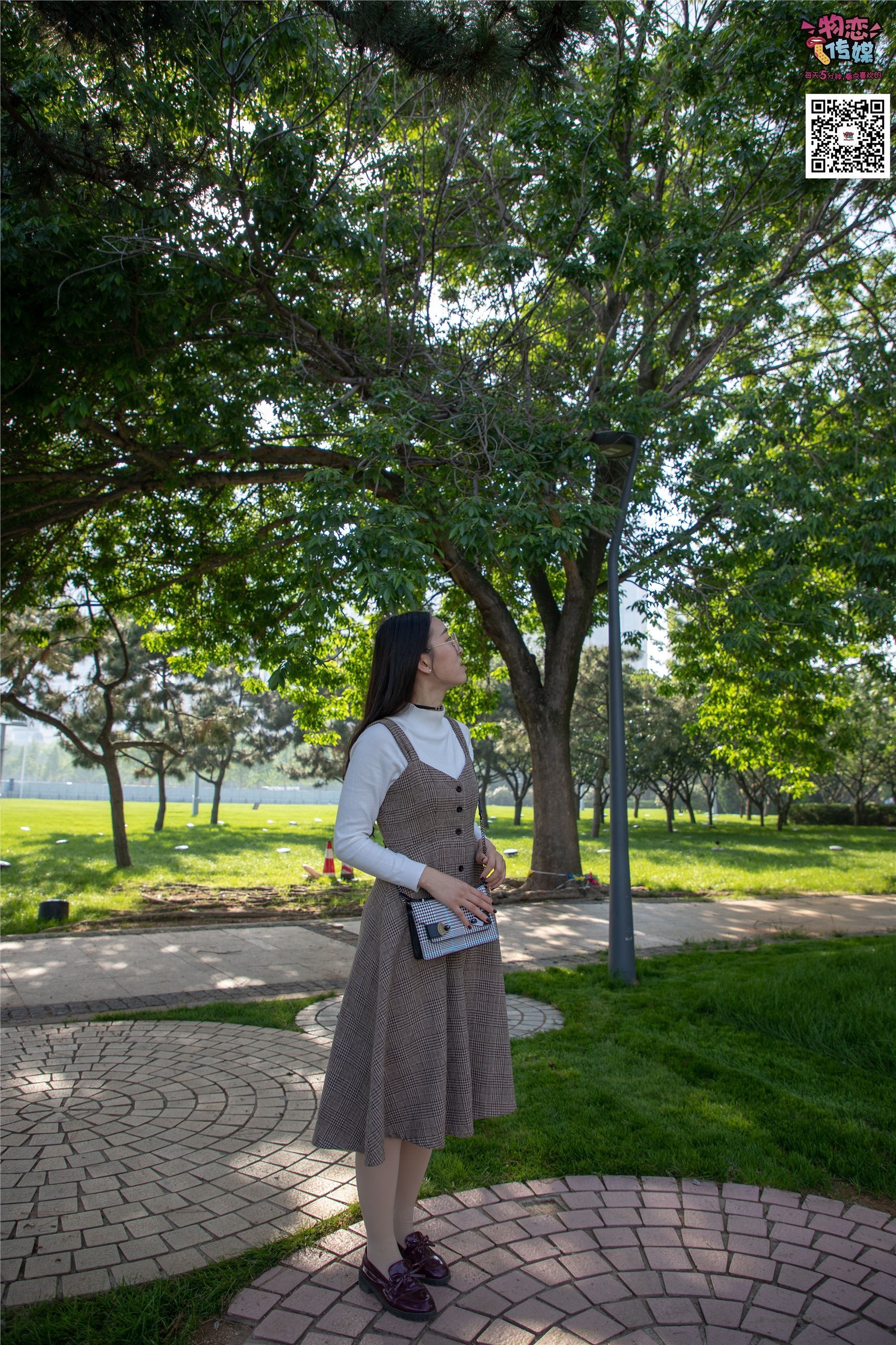 物恋传媒 No.015 书香气质女生，肉丝搭配白棉袜