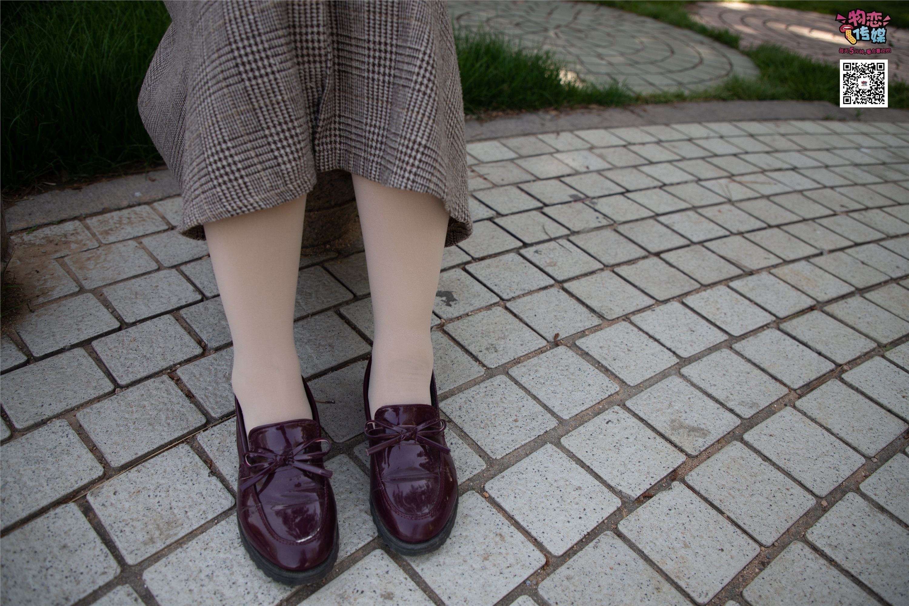 物恋传媒 No.015 书香气质女生，肉丝搭配白棉袜