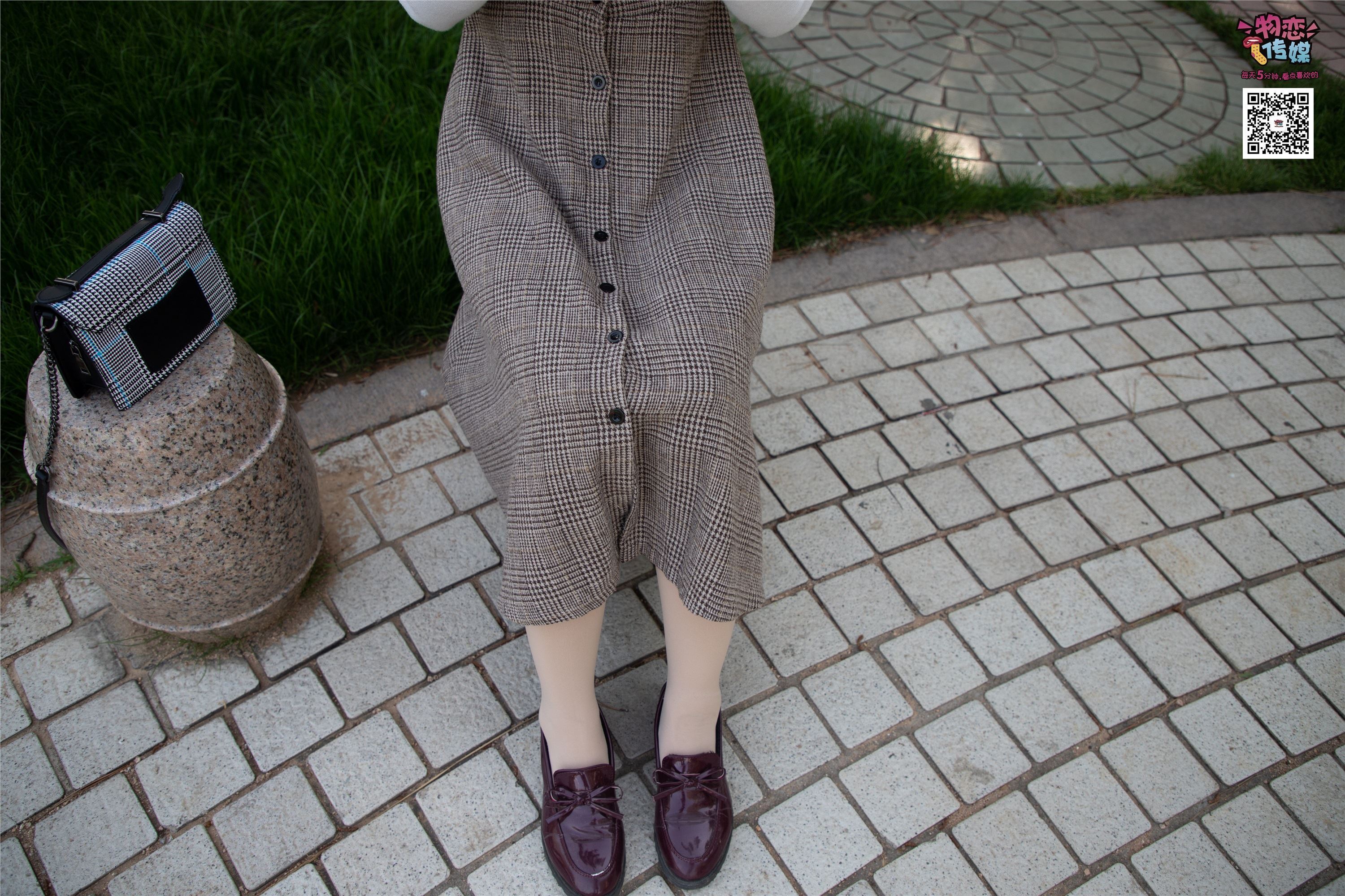 物恋传媒 No.015 书香气质女生，肉丝搭配白棉袜