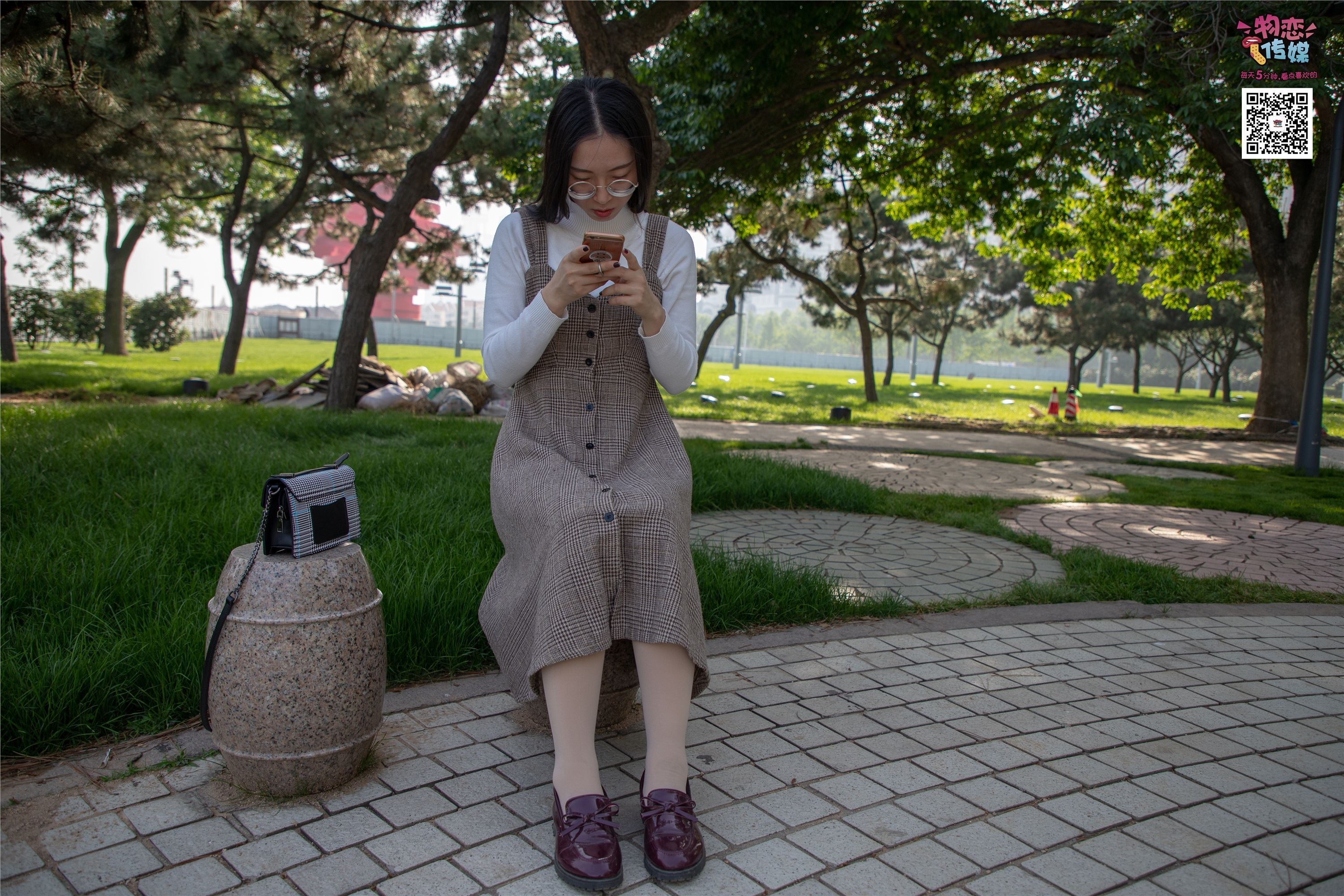 物恋传媒 No.015 书香气质女生，肉丝搭配白棉袜