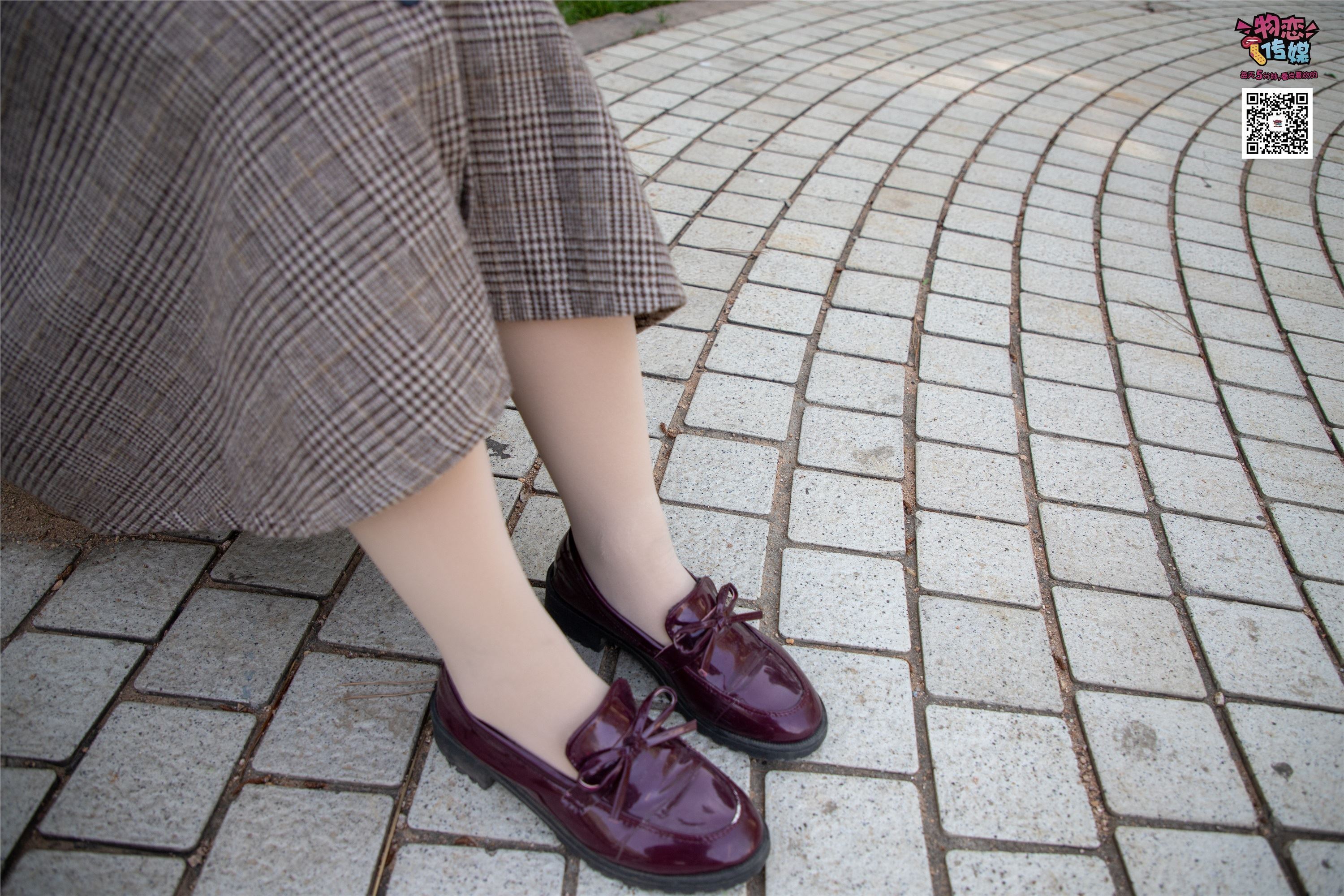 物恋传媒 No.015 书香气质女生，肉丝搭配白棉袜