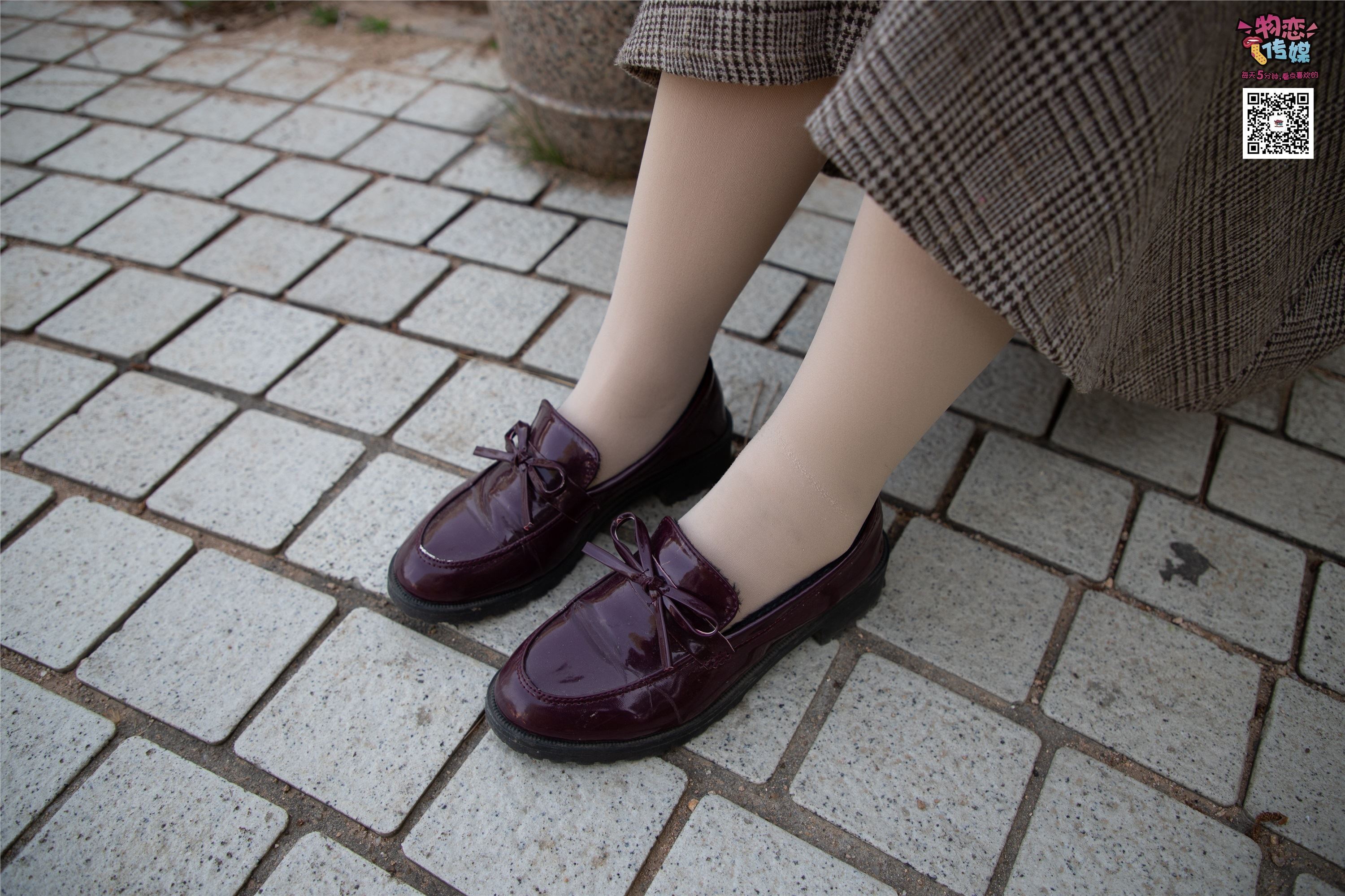 物恋传媒 No.015 书香气质女生，肉丝搭配白棉袜