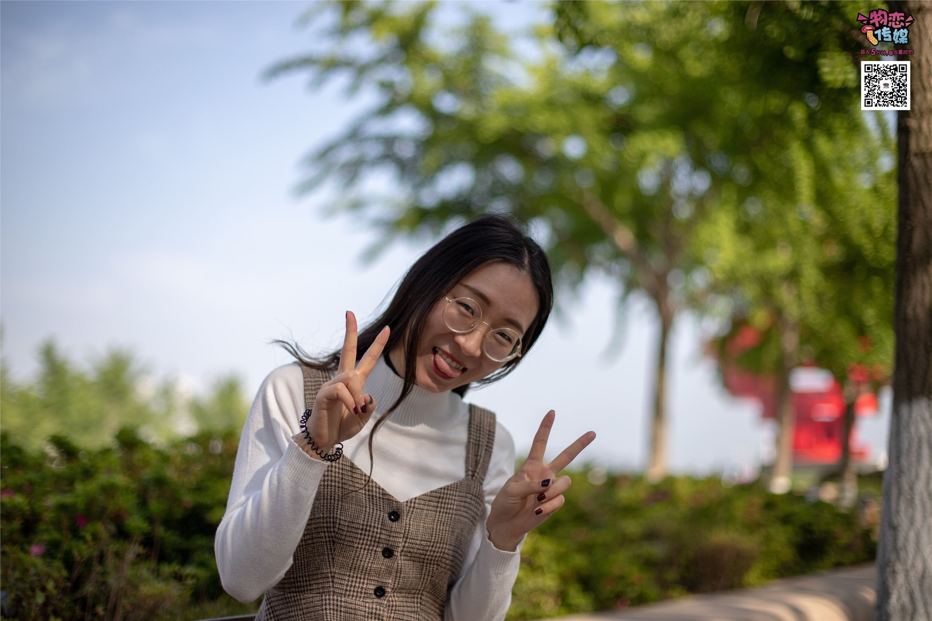 物恋传媒 No.015 书香气质女生，肉丝搭配白棉袜