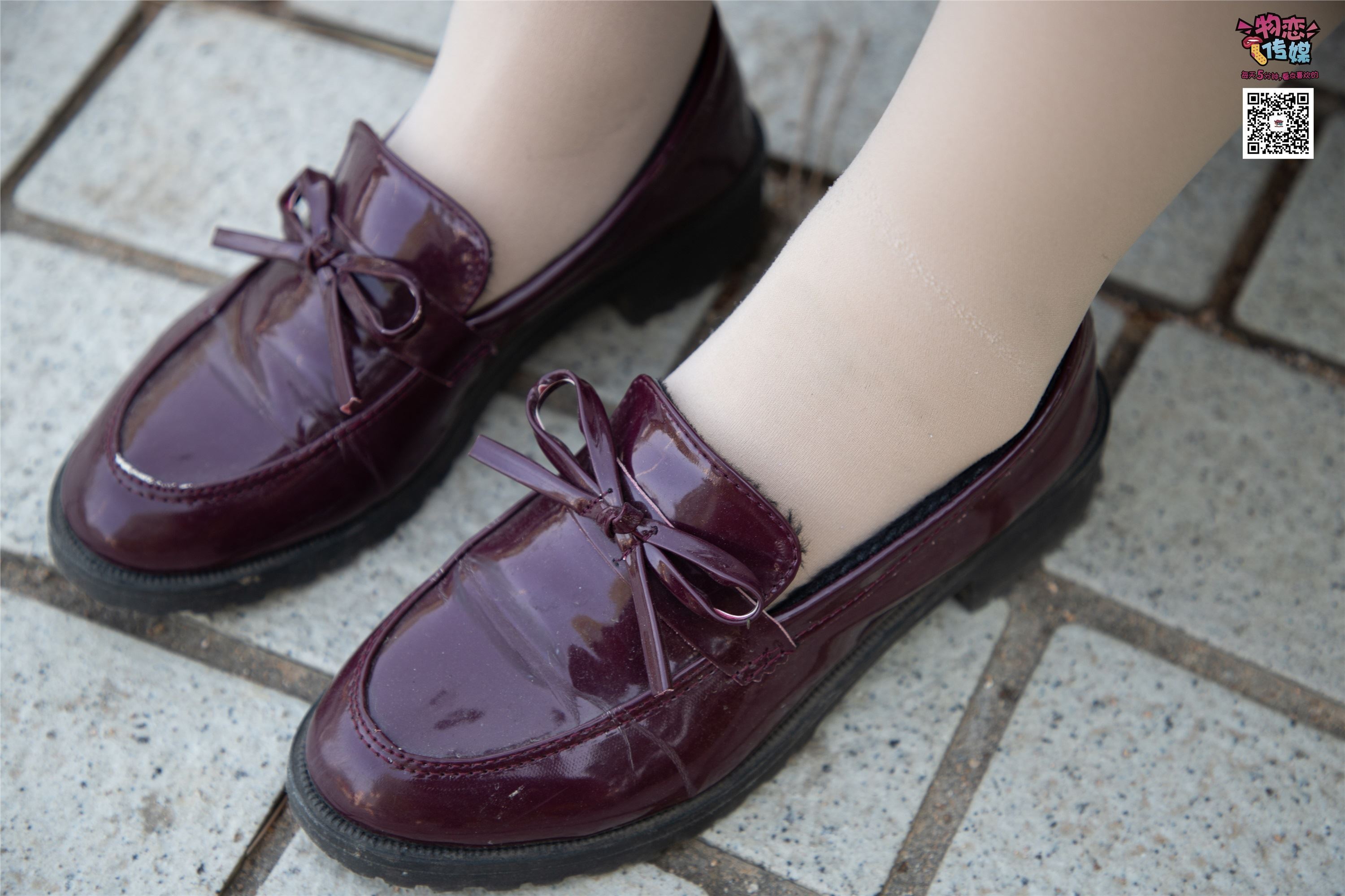 物恋传媒 No.015 书香气质女生，肉丝搭配白棉袜