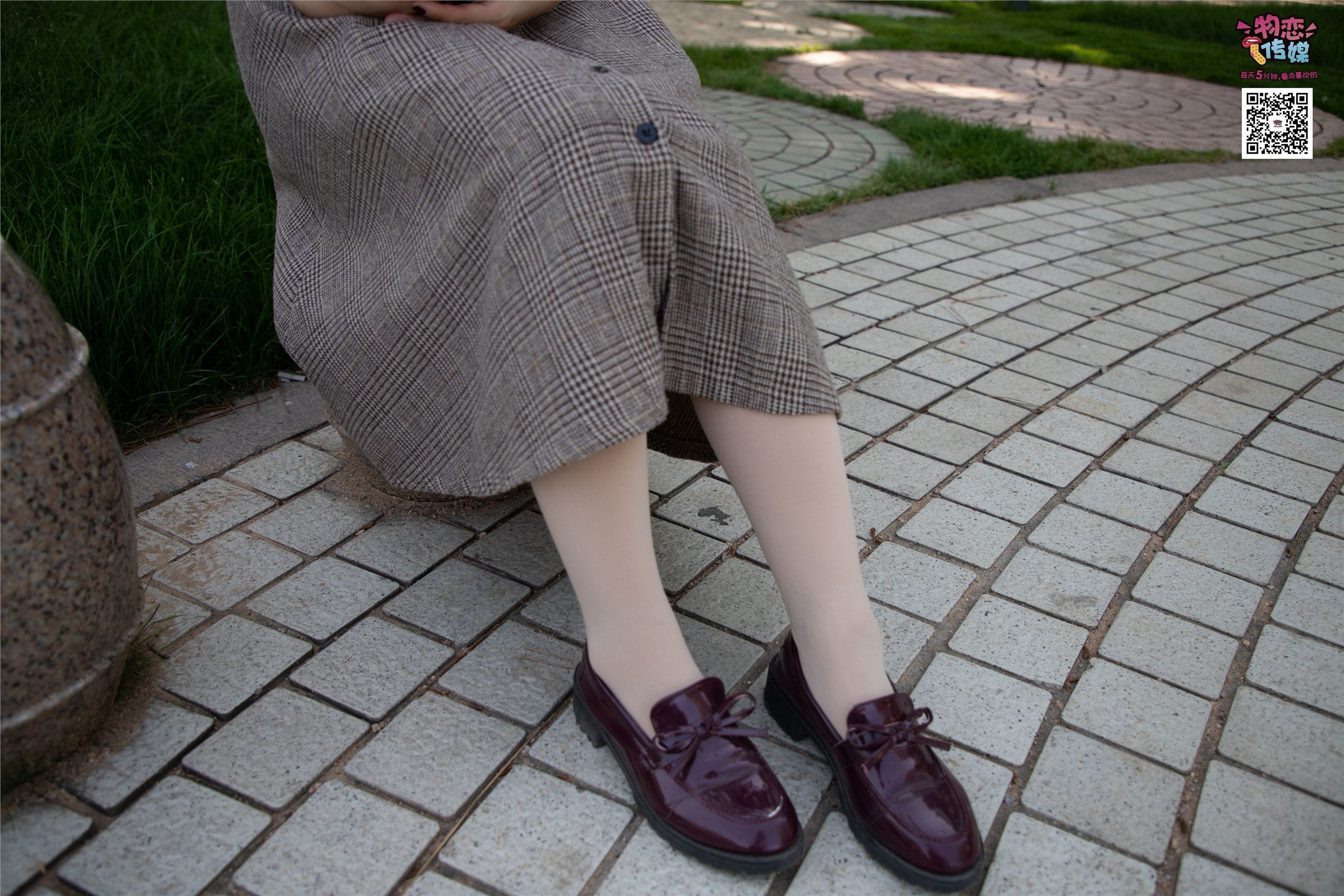 物恋传媒 No.015 书香气质女生，肉丝搭配白棉袜