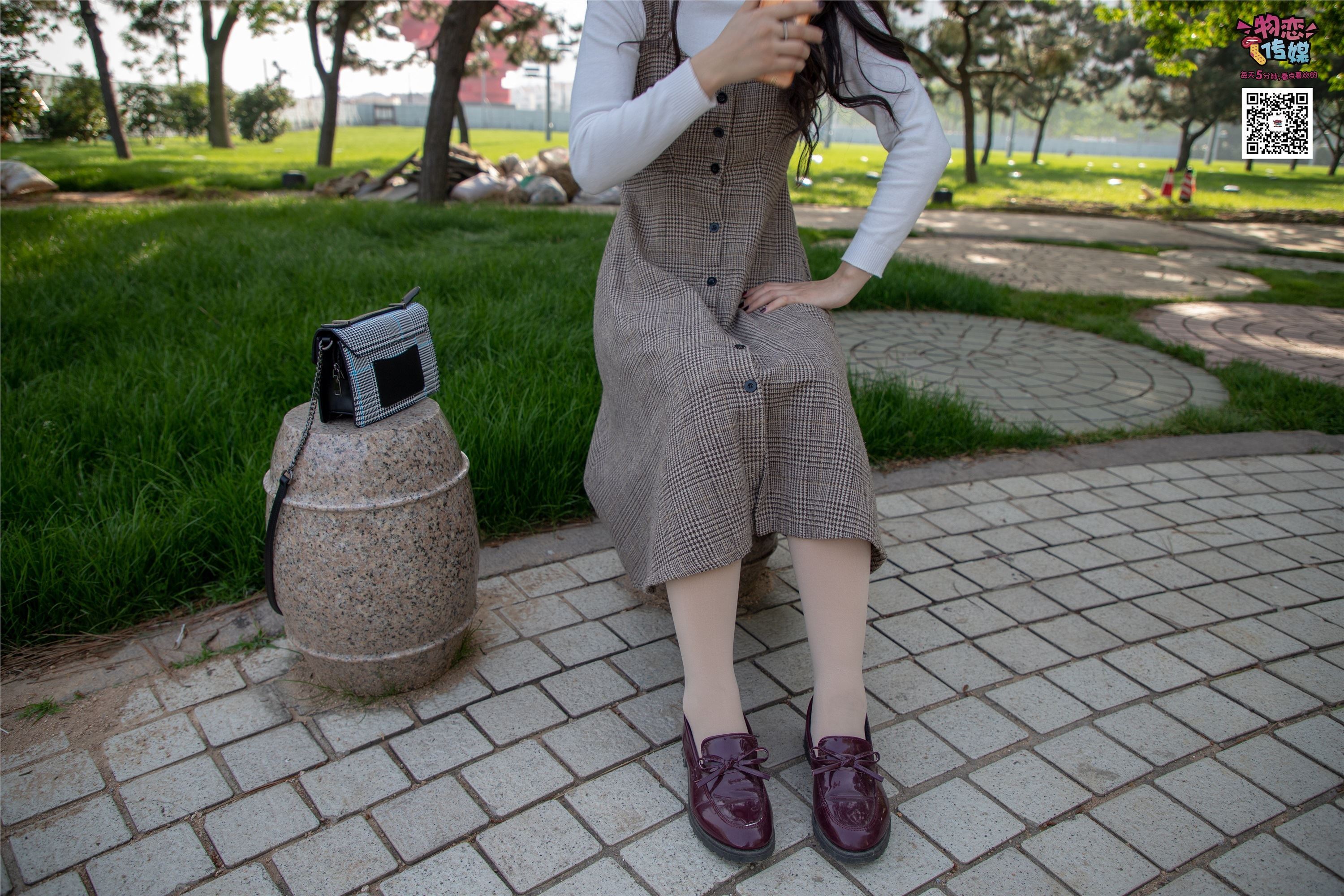 物恋传媒 No.015 书香气质女生，肉丝搭配白棉袜