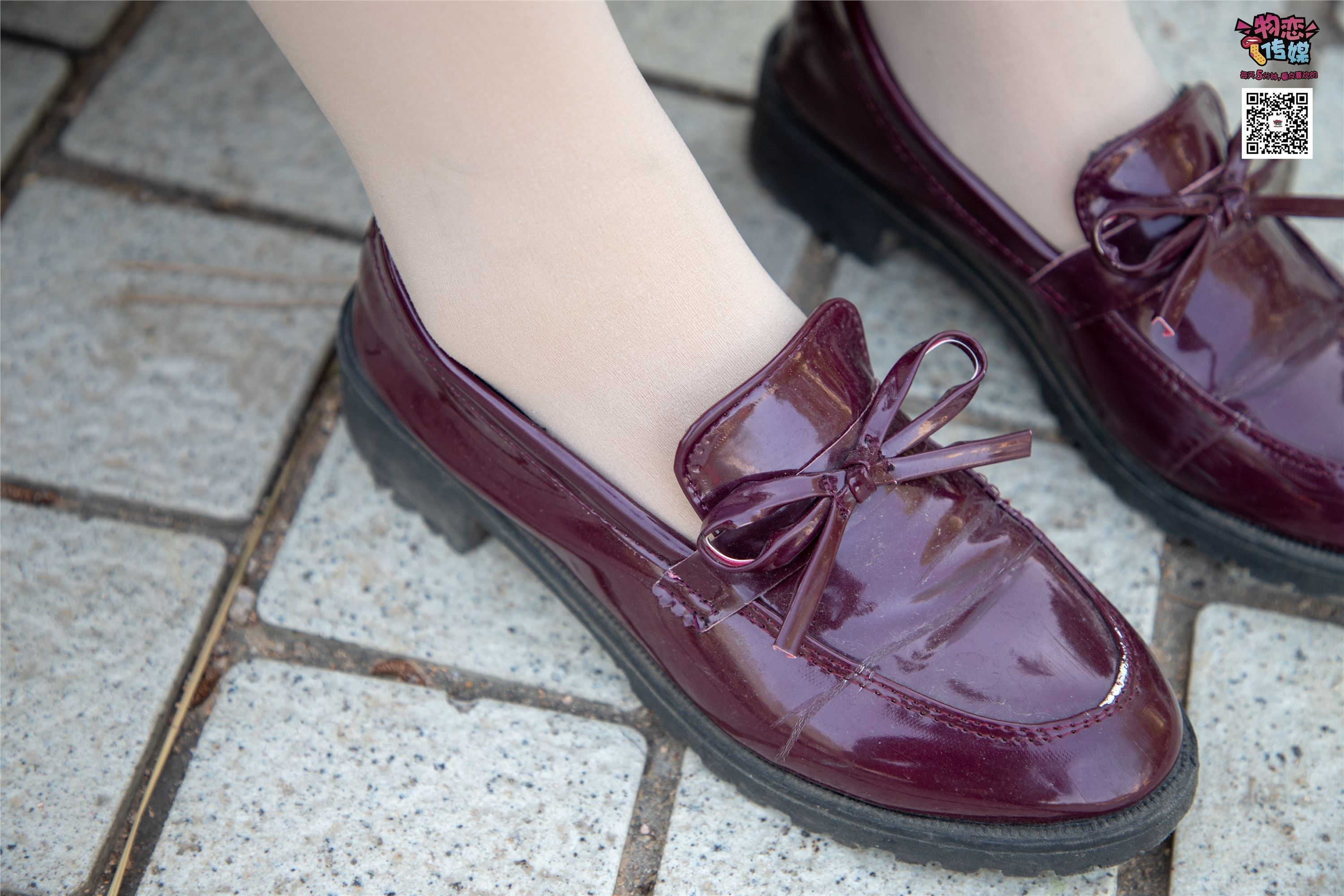 物恋传媒 No.015 书香气质女生，肉丝搭配白棉袜