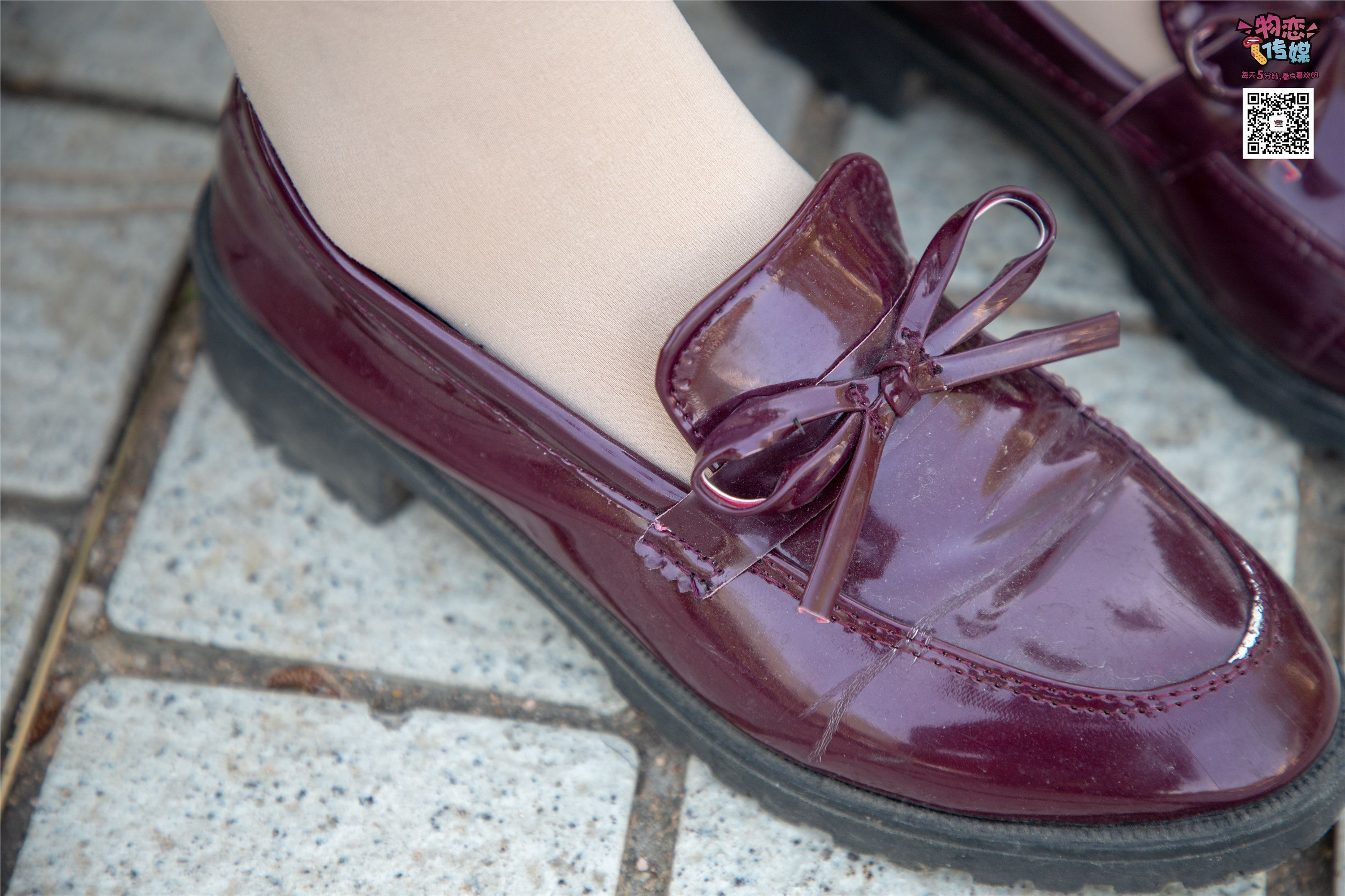 物恋传媒 No.015 书香气质女生，肉丝搭配白棉袜