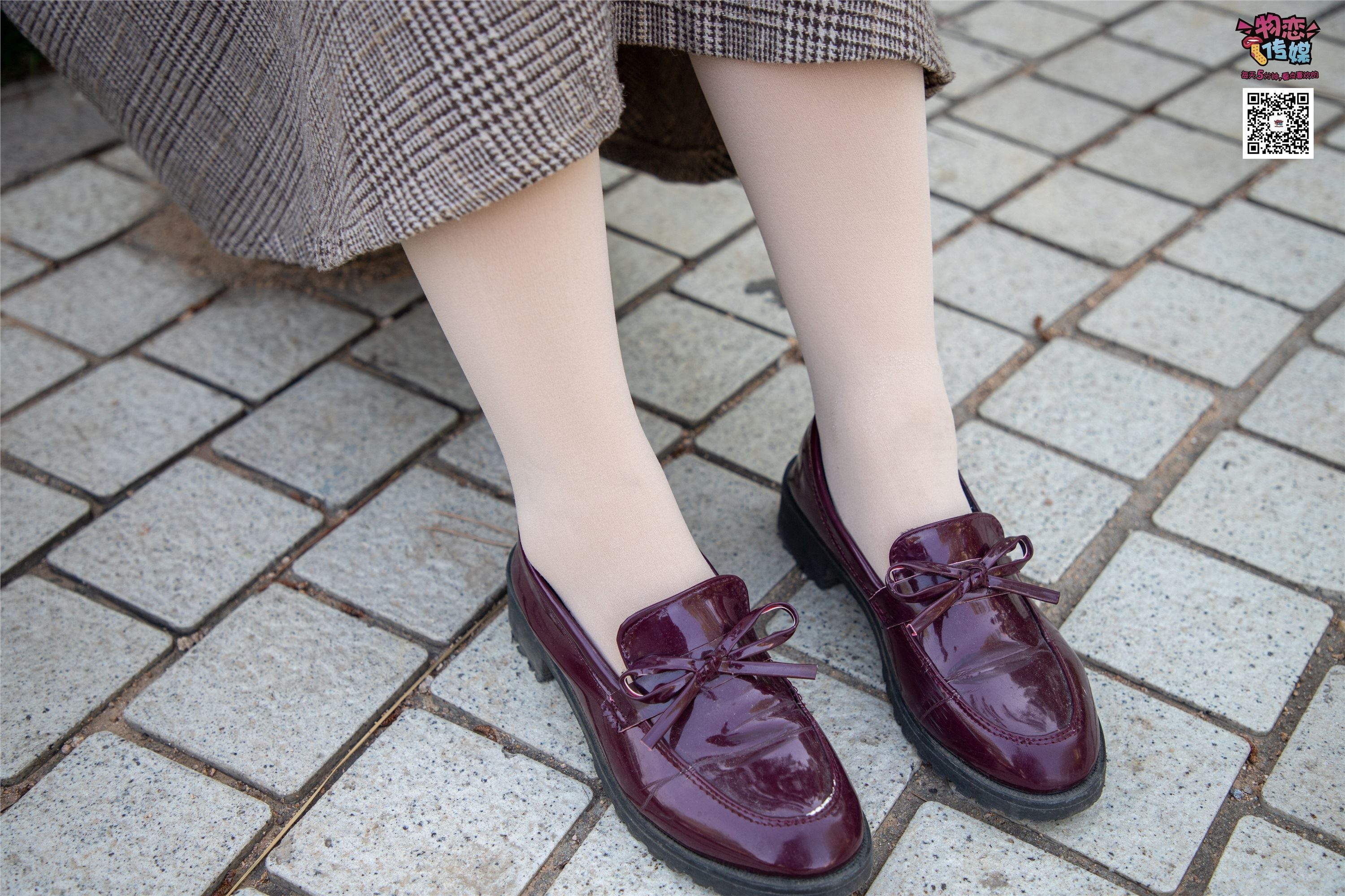 物恋传媒 No.015 书香气质女生，肉丝搭配白棉袜