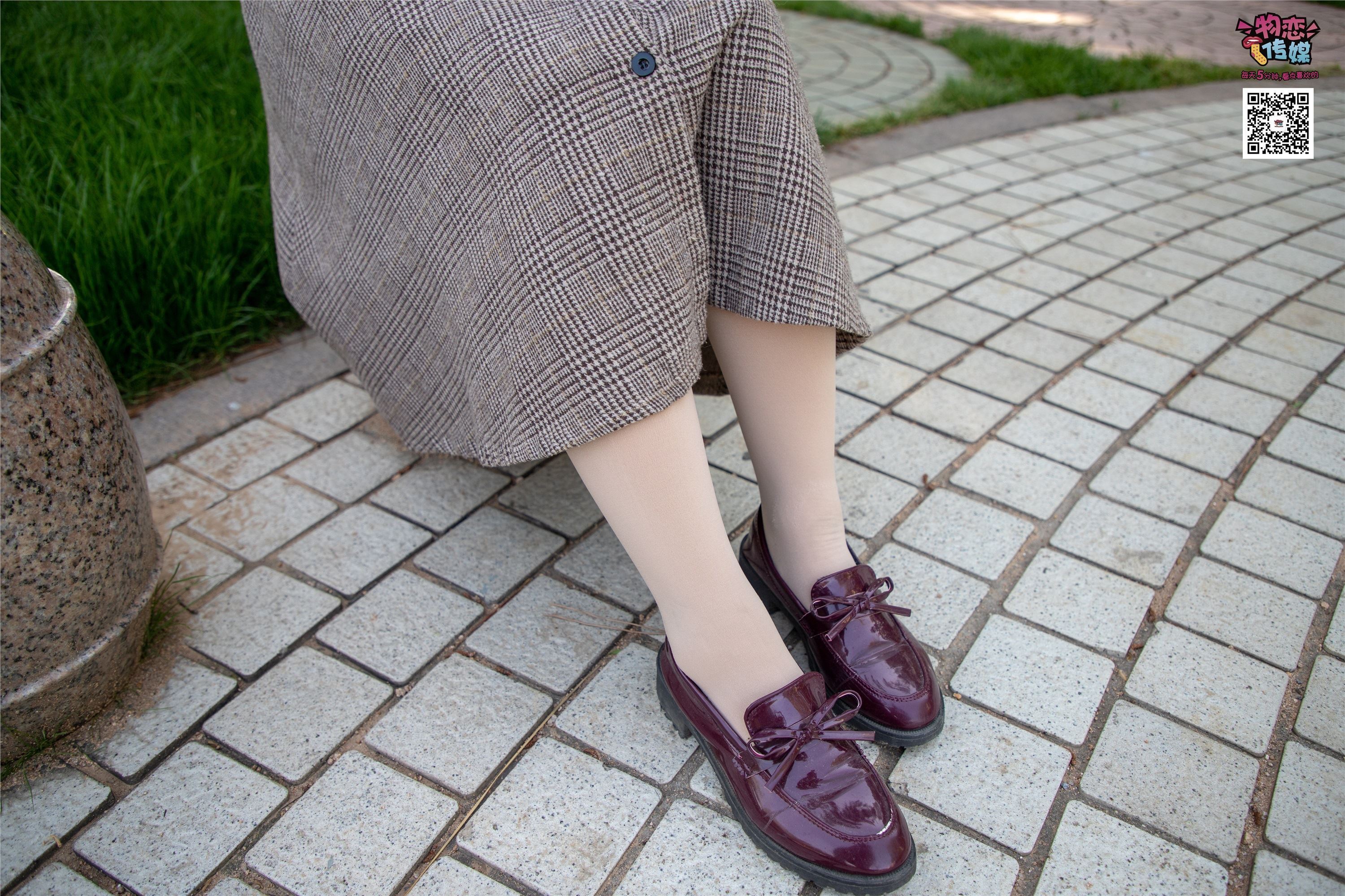 物恋传媒 No.015 书香气质女生，肉丝搭配白棉袜