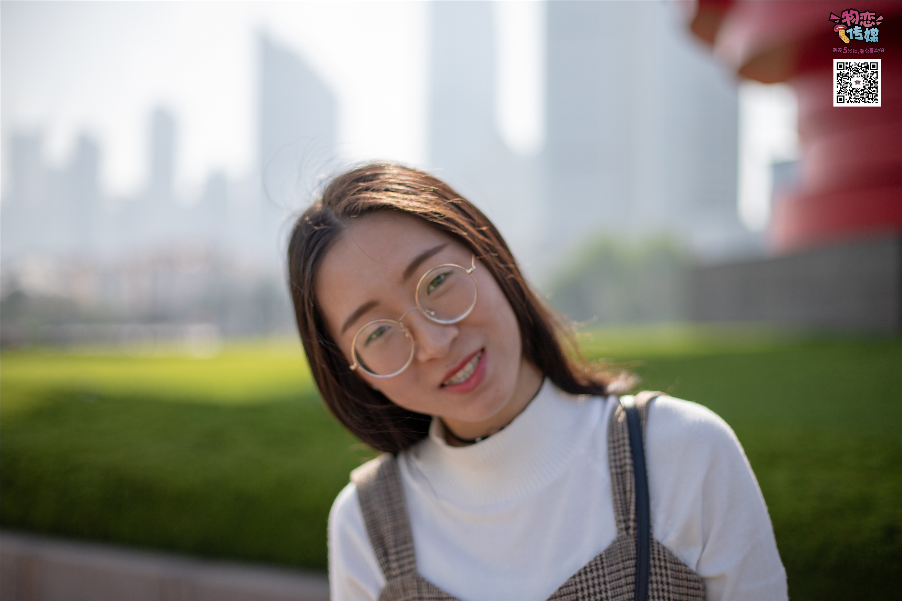 物恋传媒 No.015 书香气质女生，肉丝搭配白棉袜