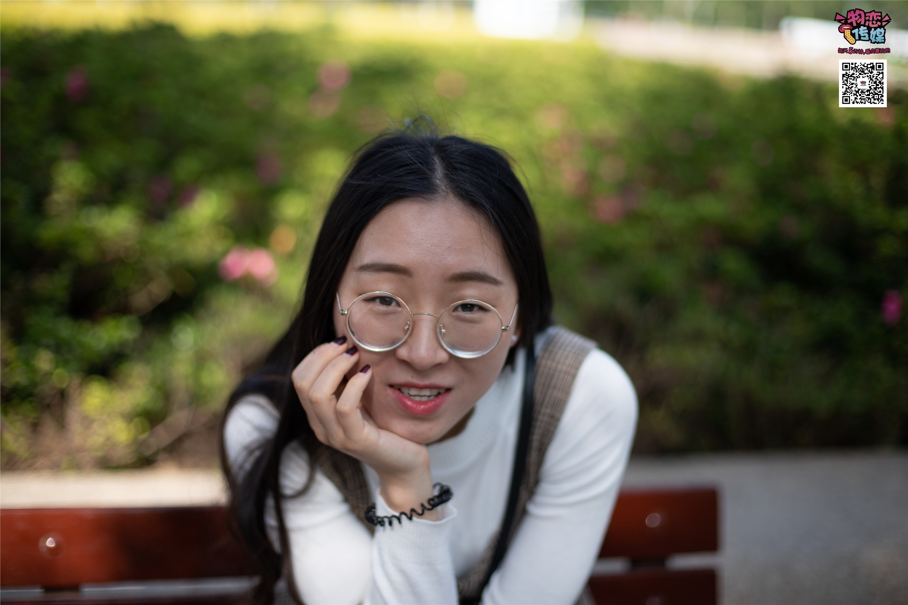 物恋传媒 No.015 书香气质女生，肉丝搭配白棉袜