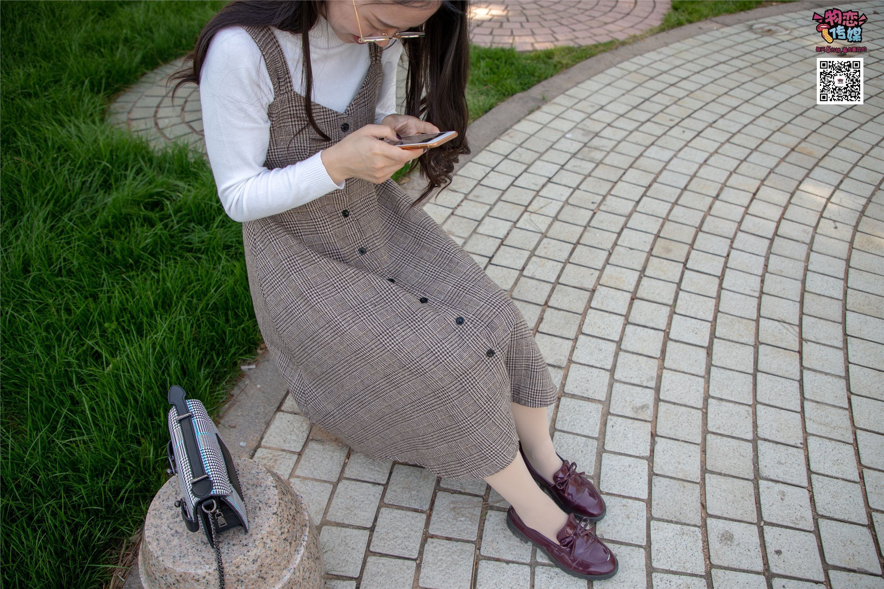 物恋传媒 No.015 书香气质女生，肉丝搭配白棉袜