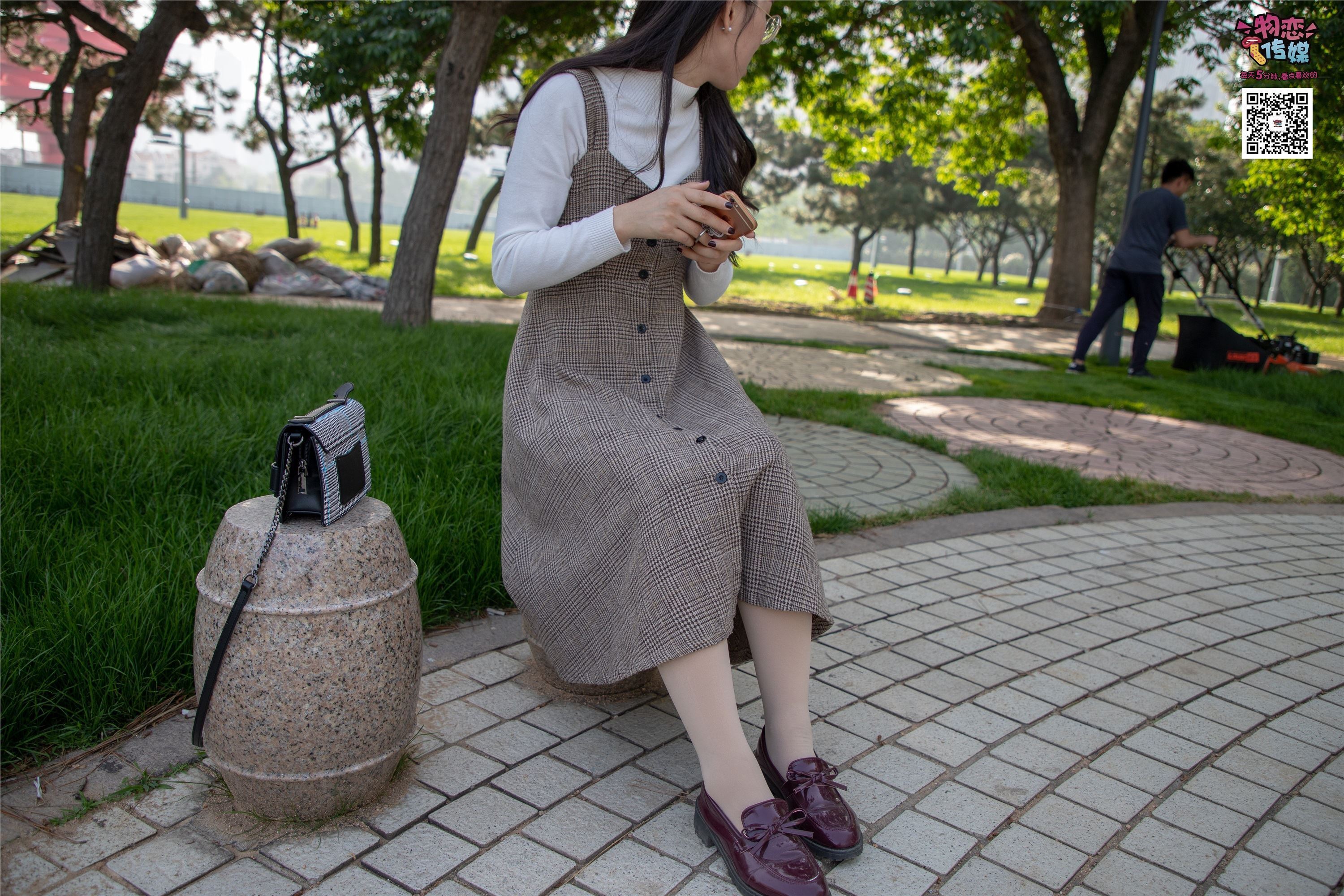 物恋传媒 No.015 书香气质女生，肉丝搭配白棉袜