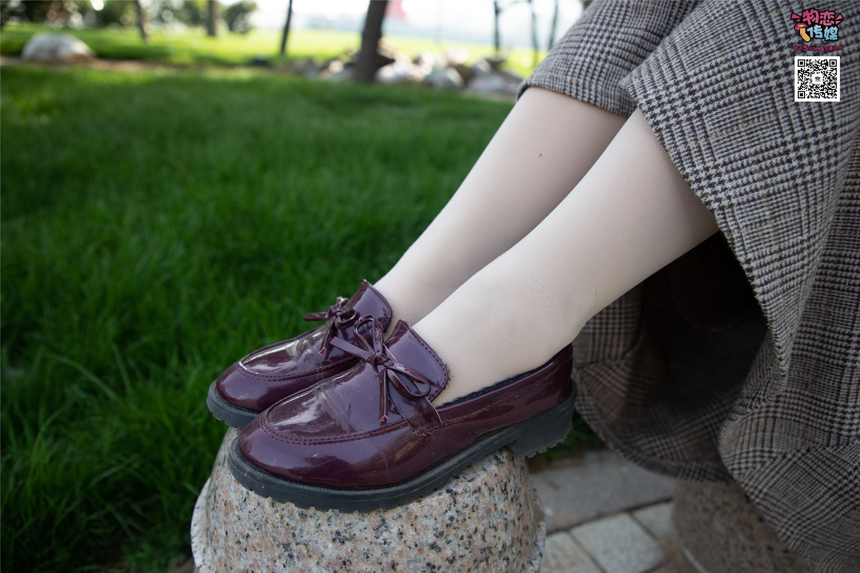 物恋传媒 No.015 书香气质女生，肉丝搭配白棉袜